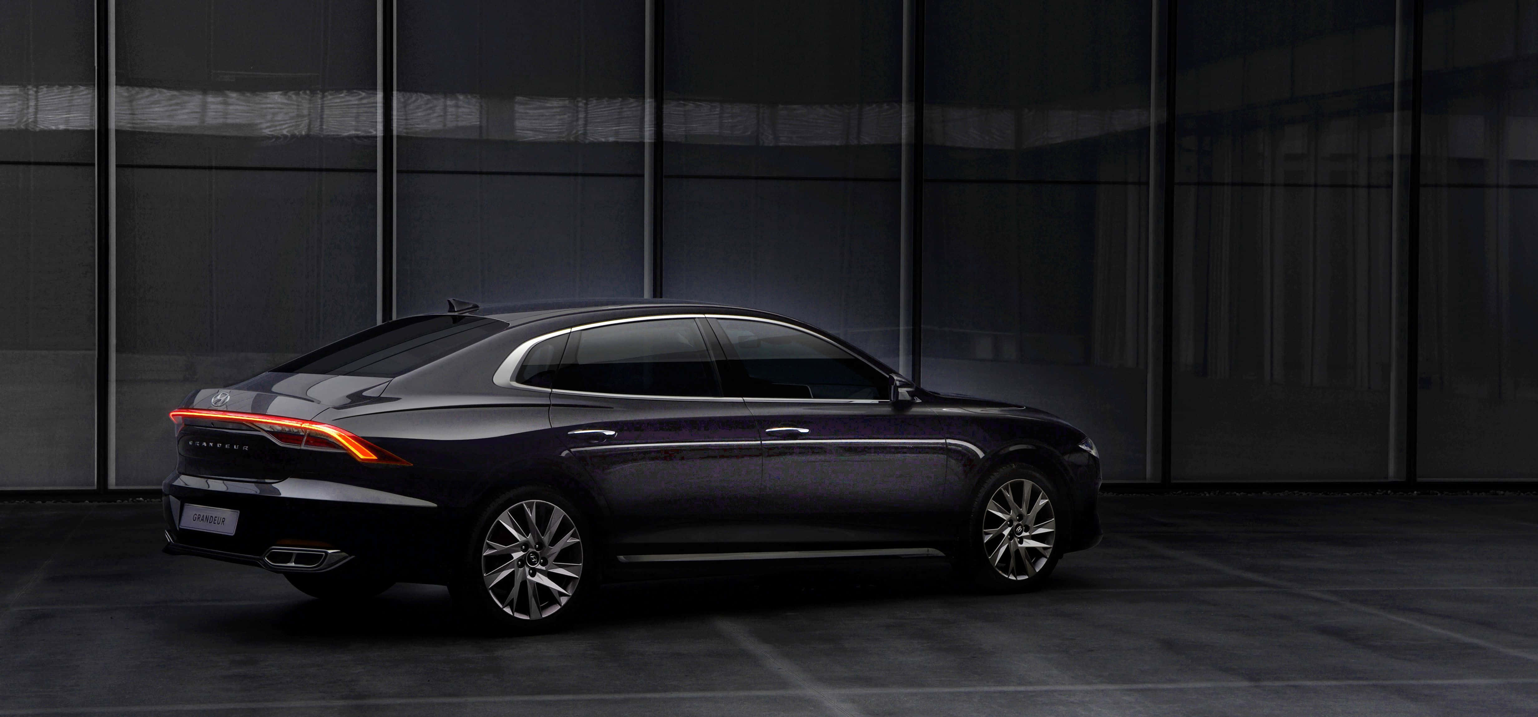 Hyundai Azera, dark sedan, glowing taillights, 4K Desktop Wallpaper