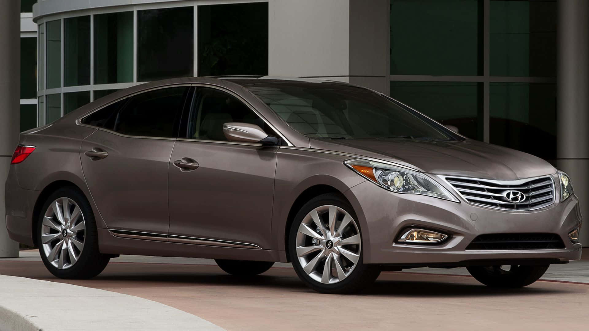Hyundai Azera, metallic gray, modern glass building, Full HD Desktop Wallpaper