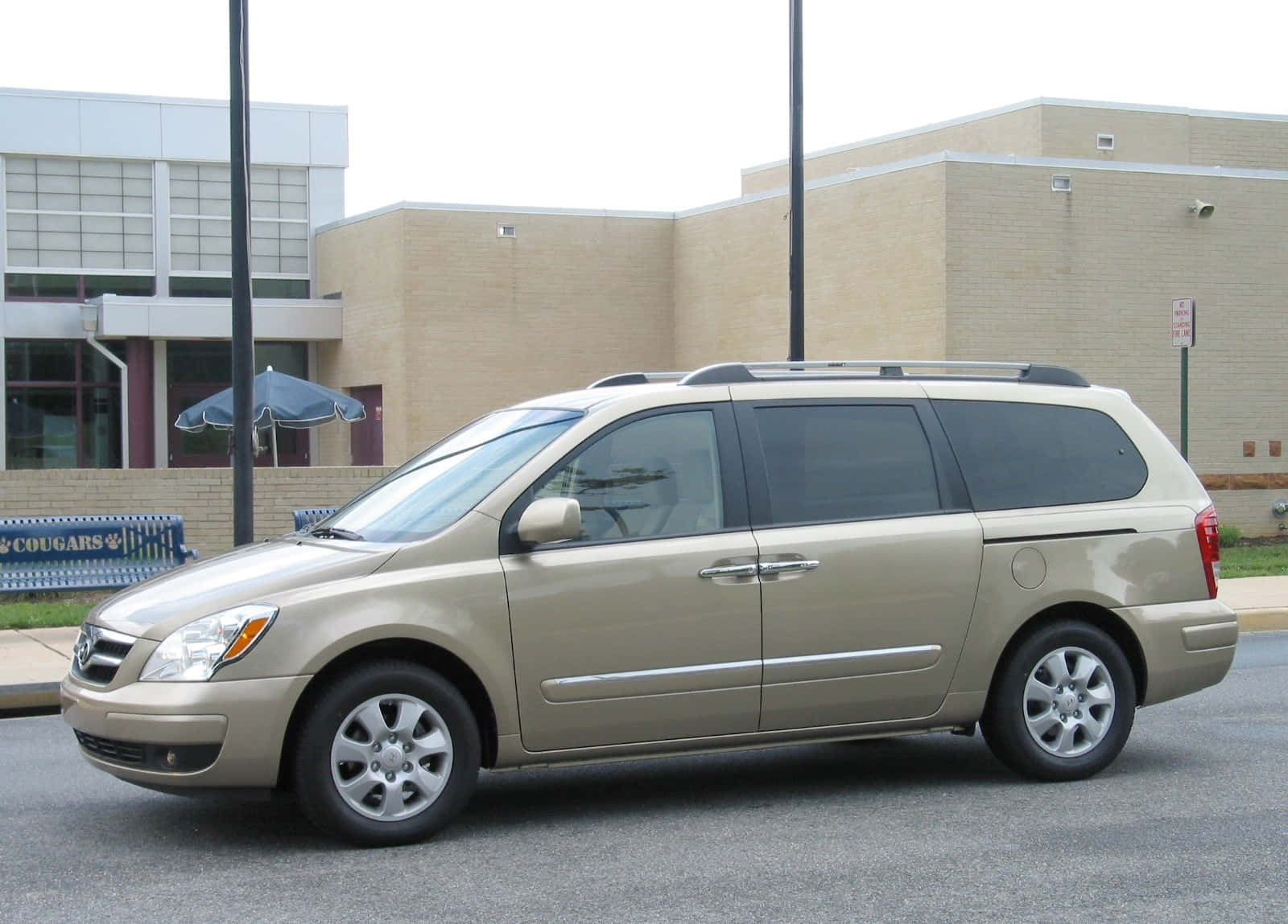 Hyundai Entourage, beige minivan, school building, HD Desktop Wallpaper