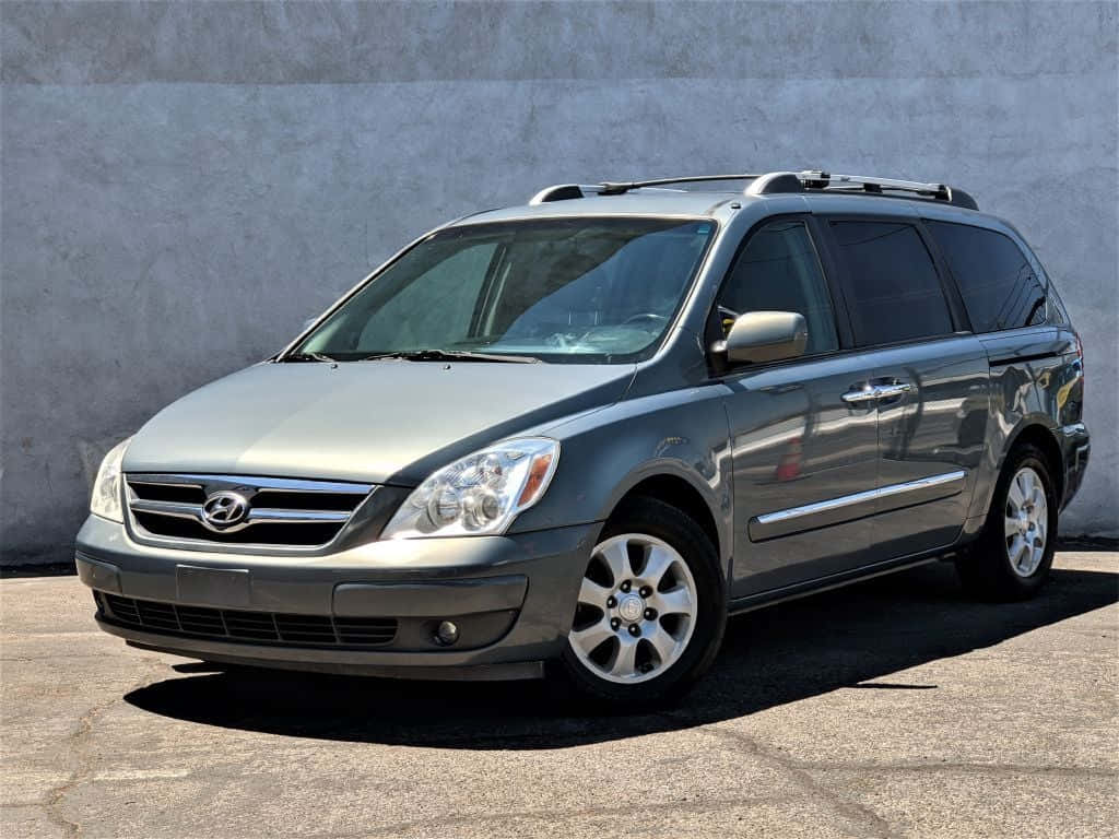 Hyundai Entourage, silver, cracked pavement, SD Desktop Wallpaper