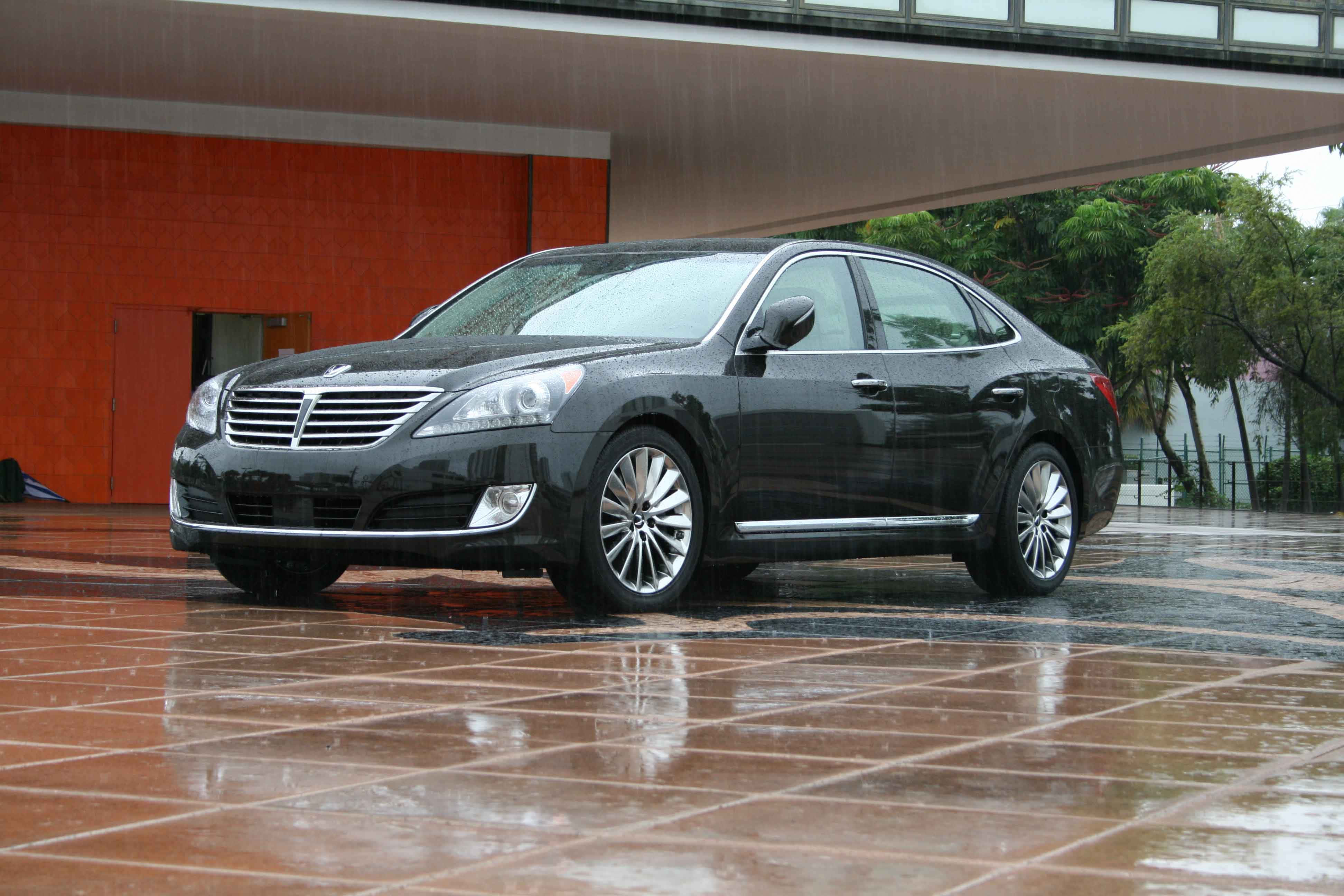 Hyundai Equus, sleek black sedan, raindrops, 4K Desktop Wallpaper