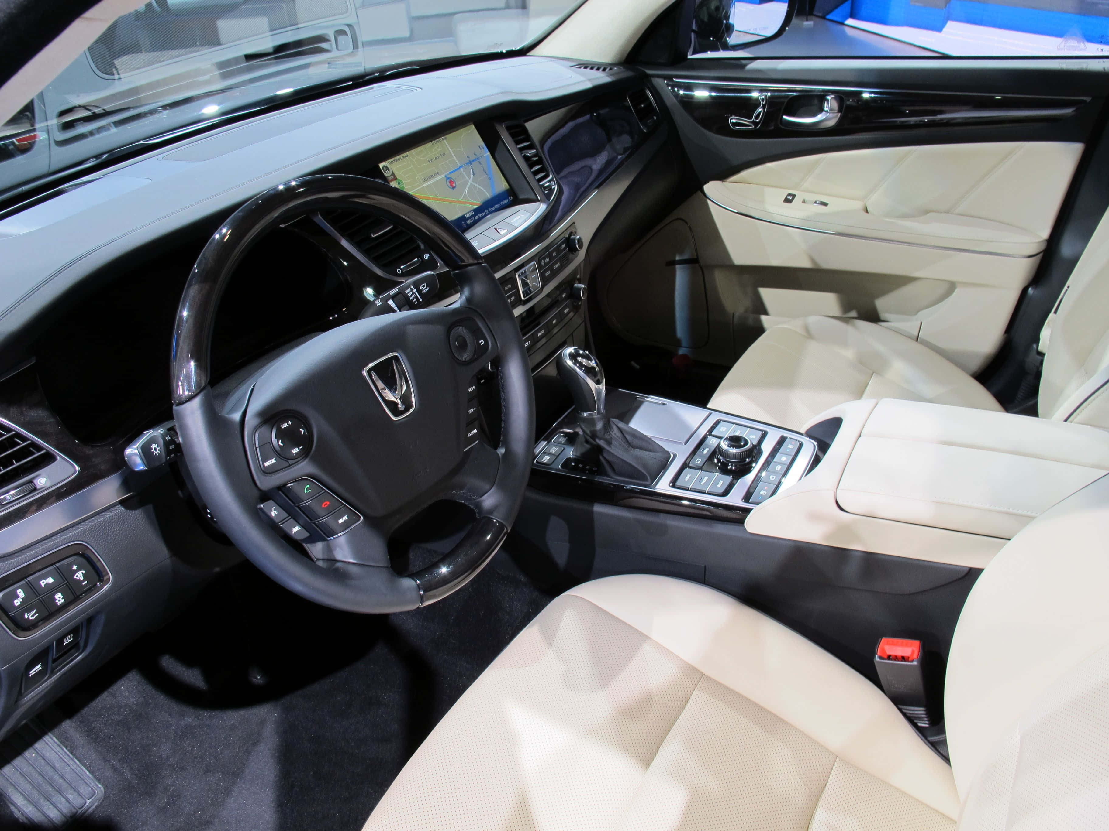 Hyundai Equus, cream leather seats, black dashboard, 2K Desktop Wallpaper