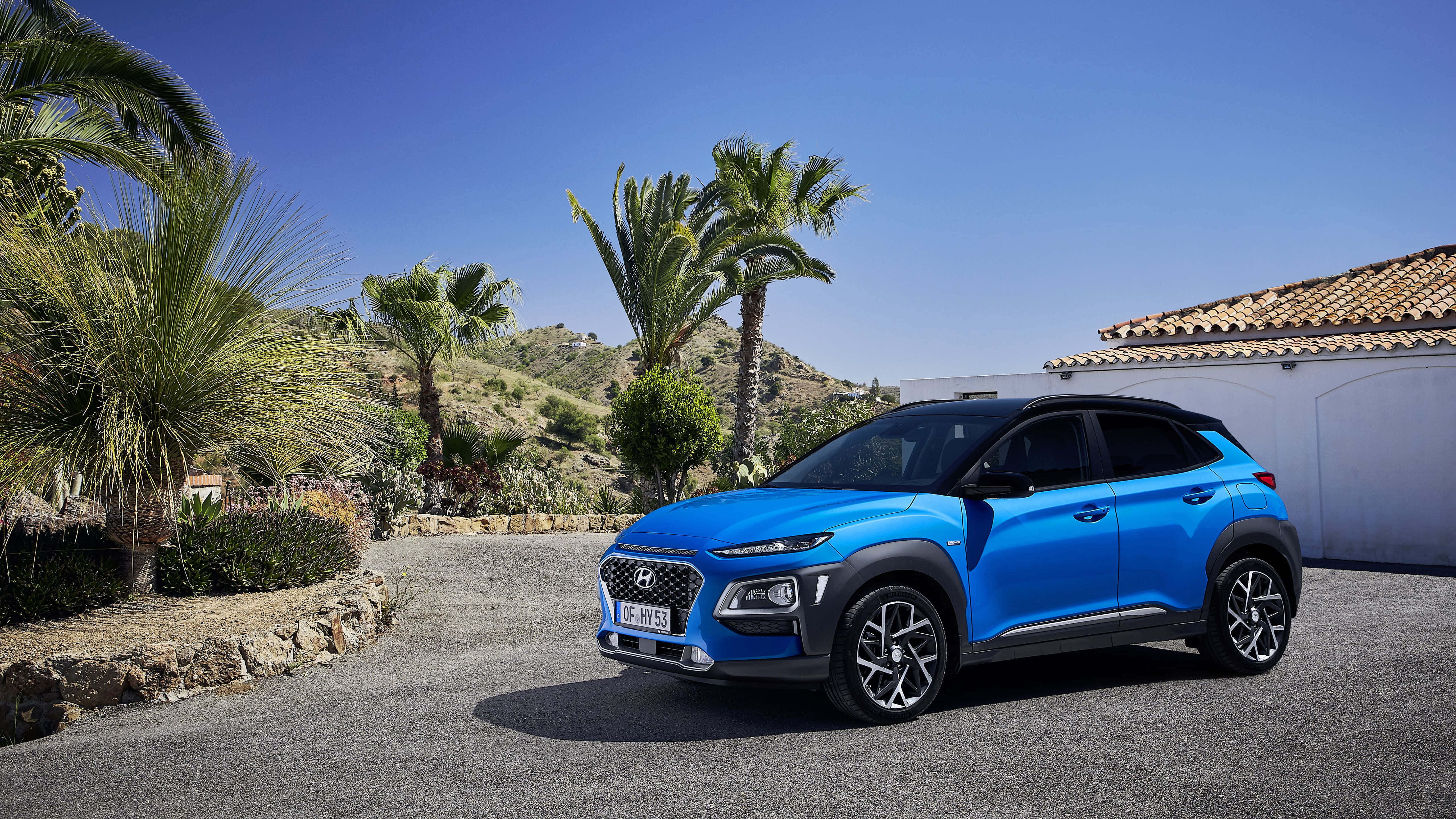 Hyundai Kona, vibrant blue, sunlit driveway, 5K Desktop Wallpaper