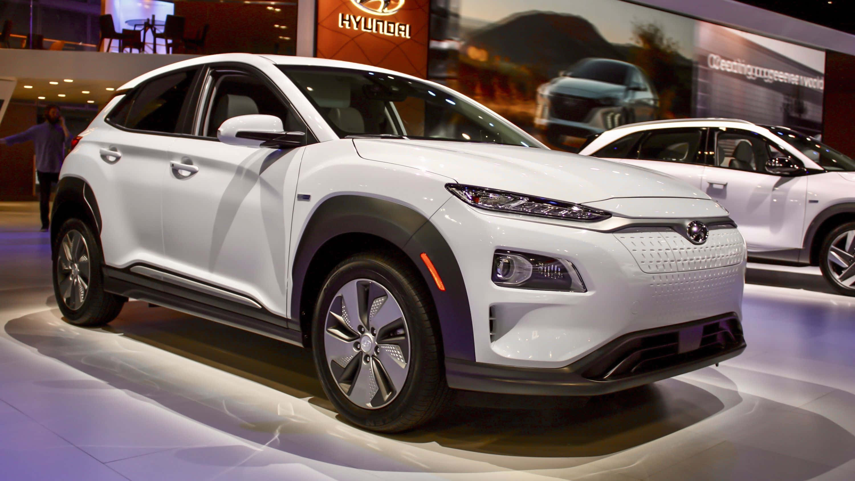 Hyundai Kona, white, glossy floor reflection, 2K Desktop Wallpaper