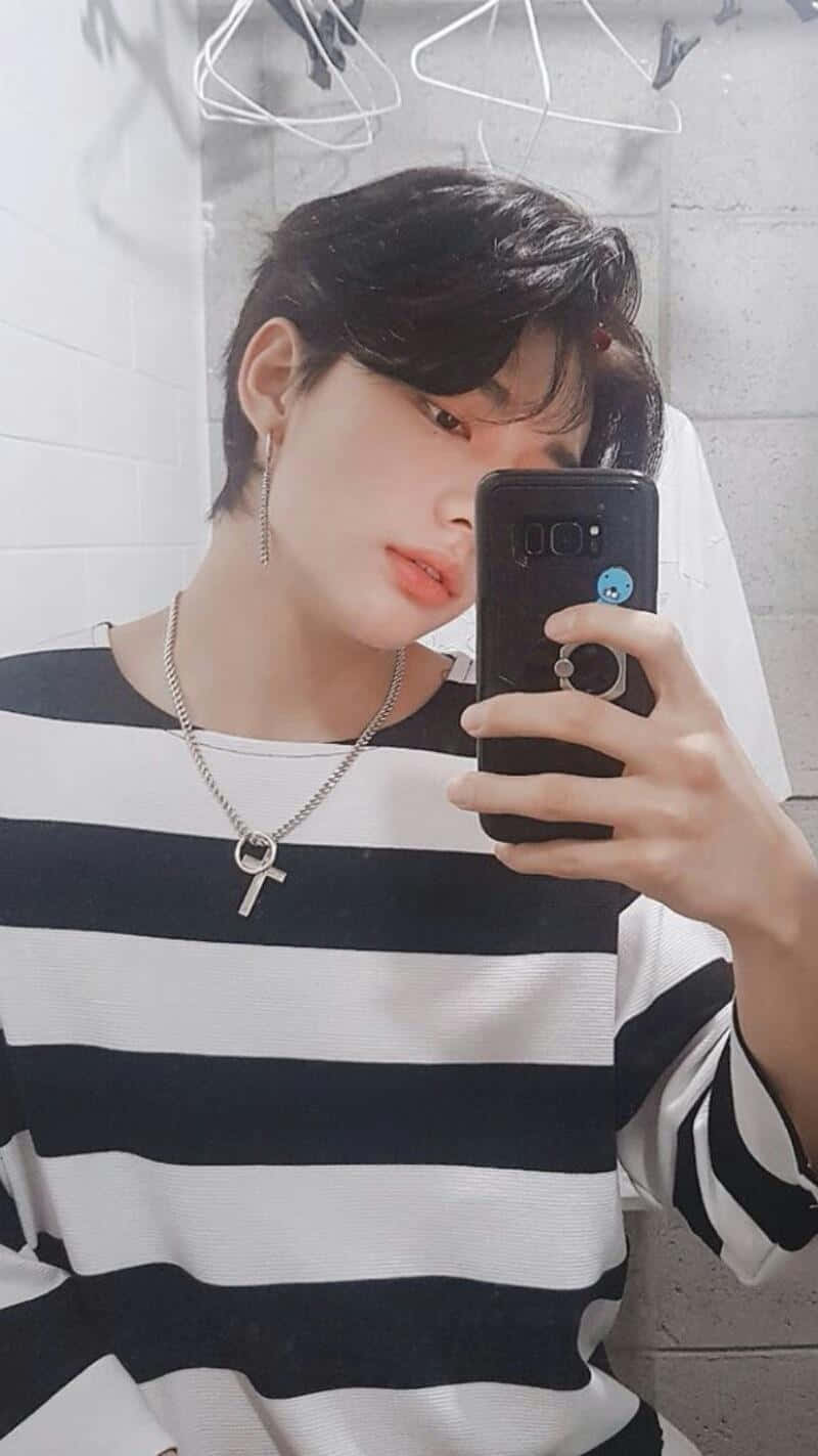 Hyunjin, black and white striped shirt, mirror selfie, HD Phone Wallpaper