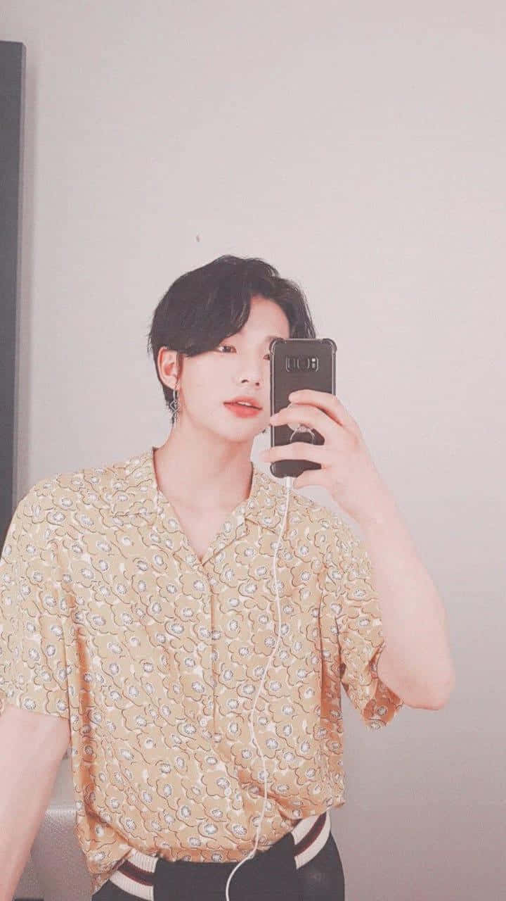 Hyunjin, South Korean Celebrity, mirror selfie, HD Phone Wallpaper