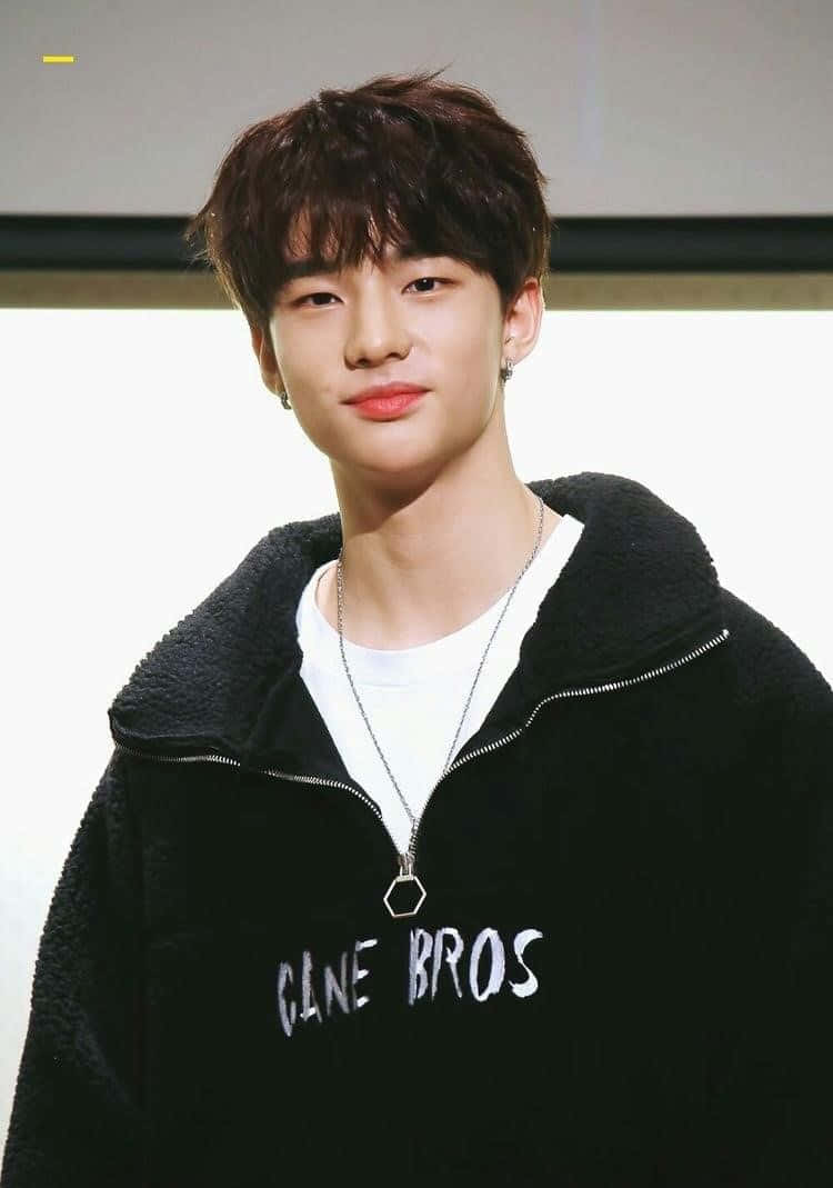 Hyunjin, black fleece hoodie, white tee, SD Phone Wallpaper