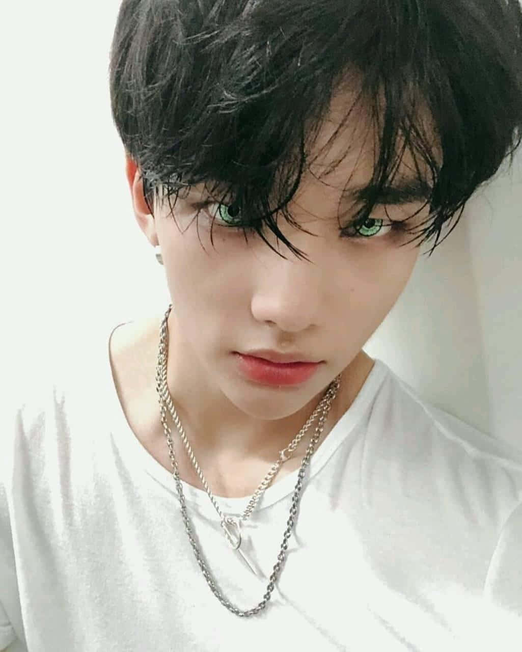Hyunjin, green contact lenses, dark hair, HD Phone Wallpaper
