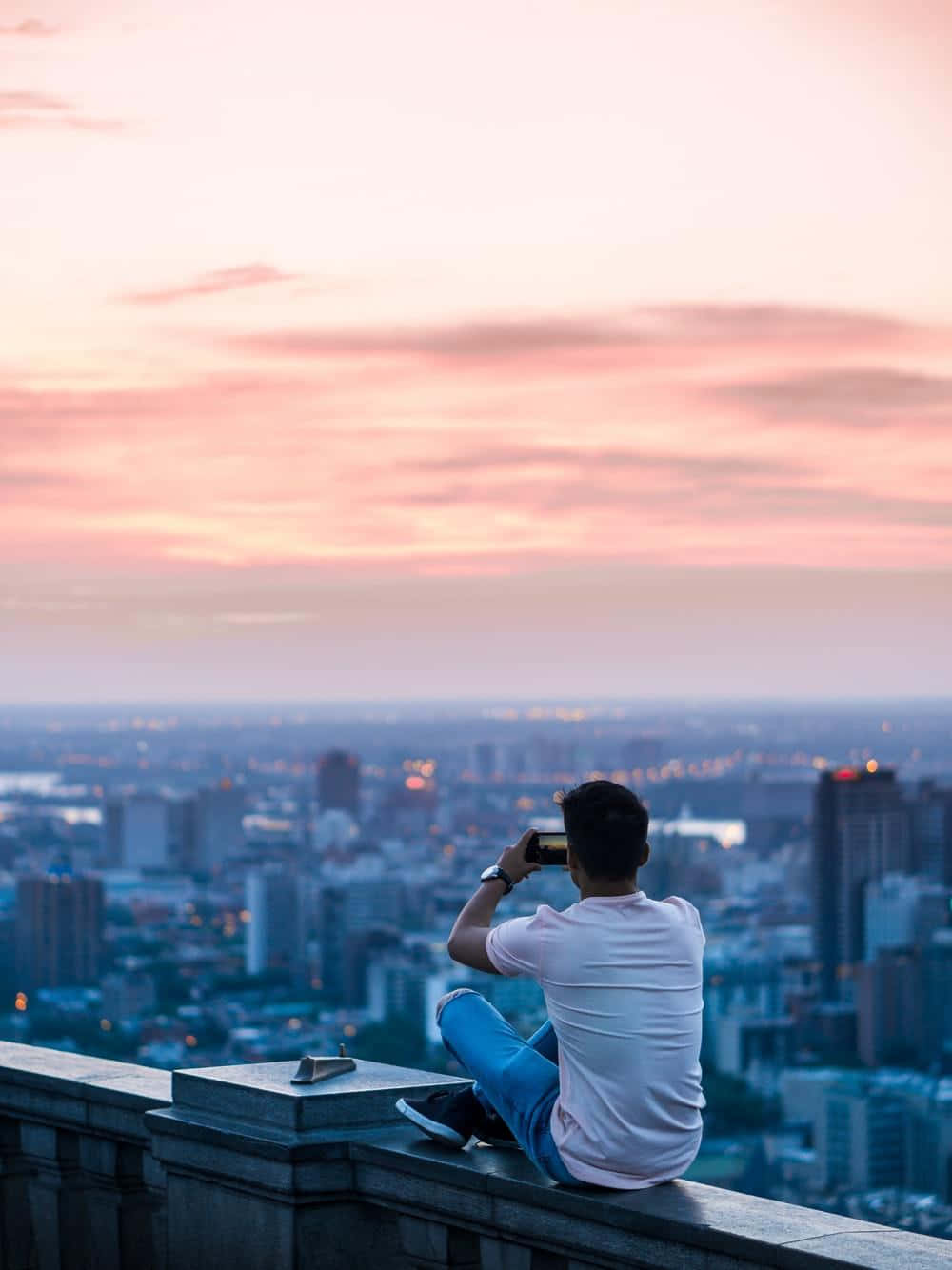 solo urban sunset photography, rooftop ledge, cityscape at sunset, HD Phone Wallpaper