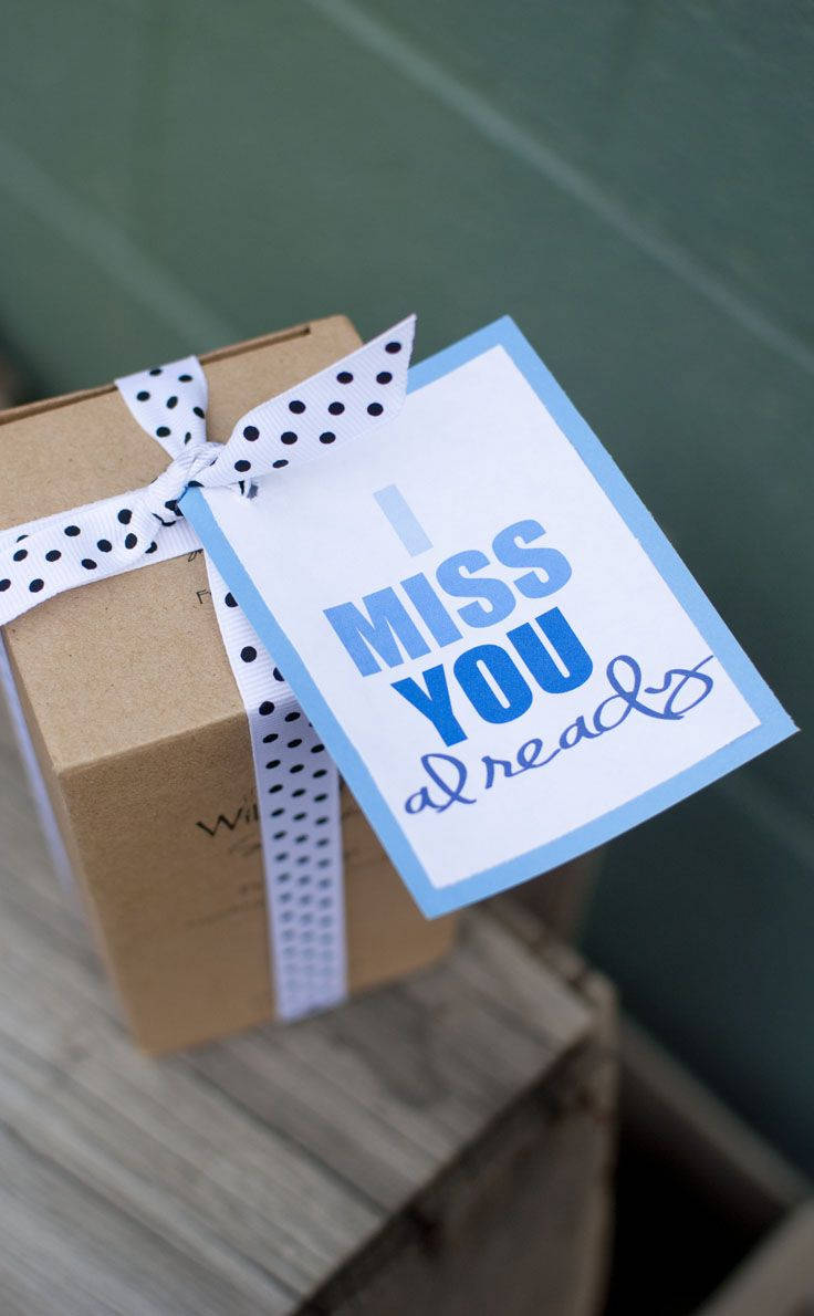 brown paper gift box, white polka dot ribbon, blue tag, SD Phone Wallpaper