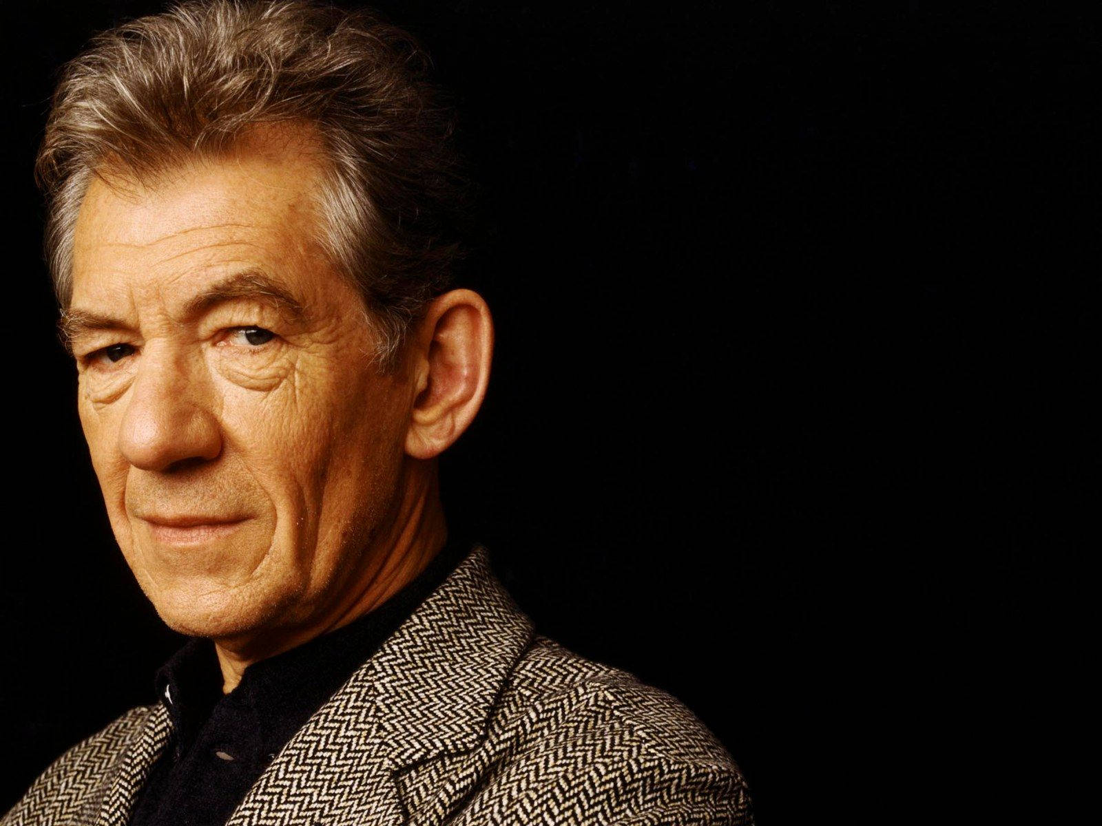 Ian McKellen, gray hair, subtle smile, HD Desktop Wallpaper