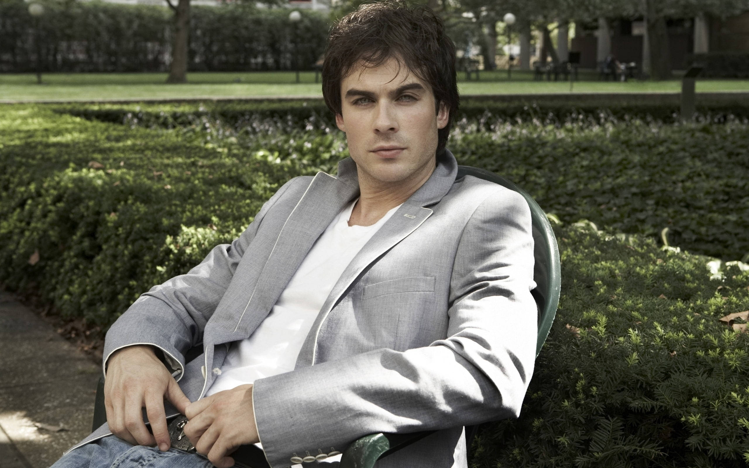 Ian Somerhalder, gray blazer, park bench, 2K Desktop Wallpaper