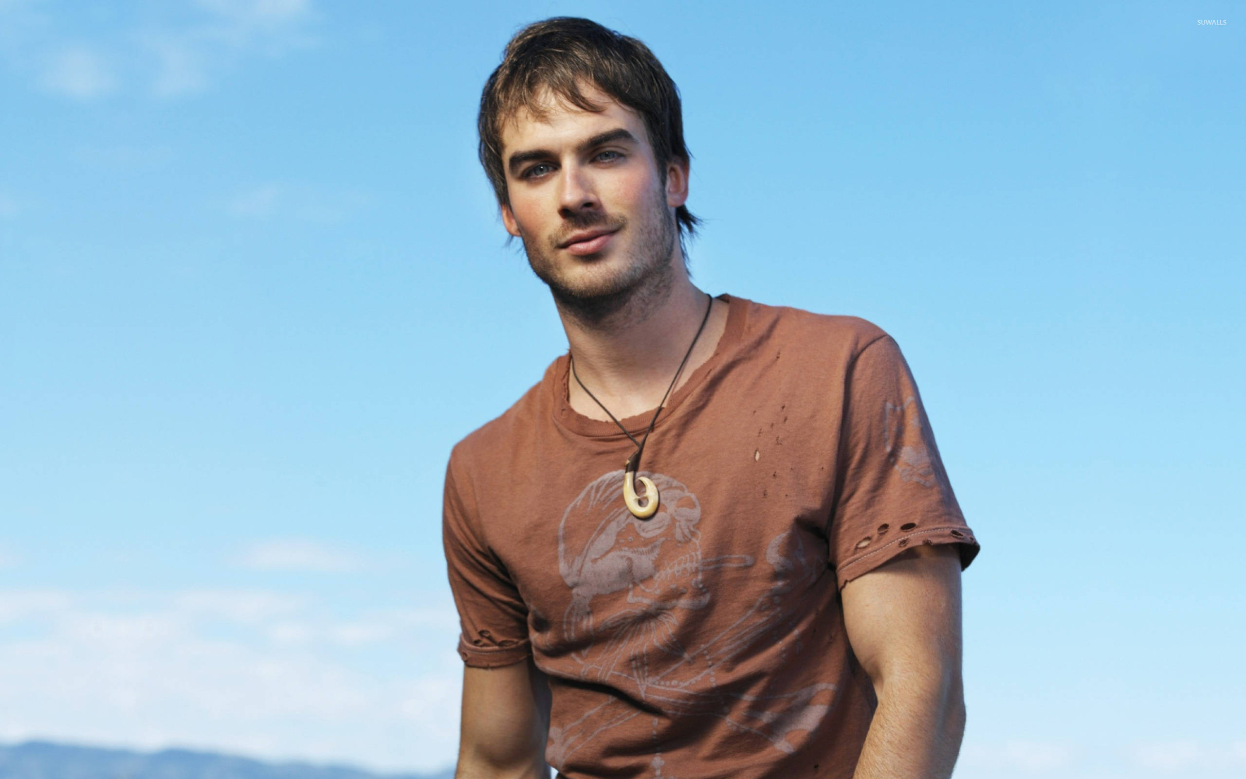 Ian Somerhalder, brown t-shirt, clear blue sky, 2K Desktop Wallpaper