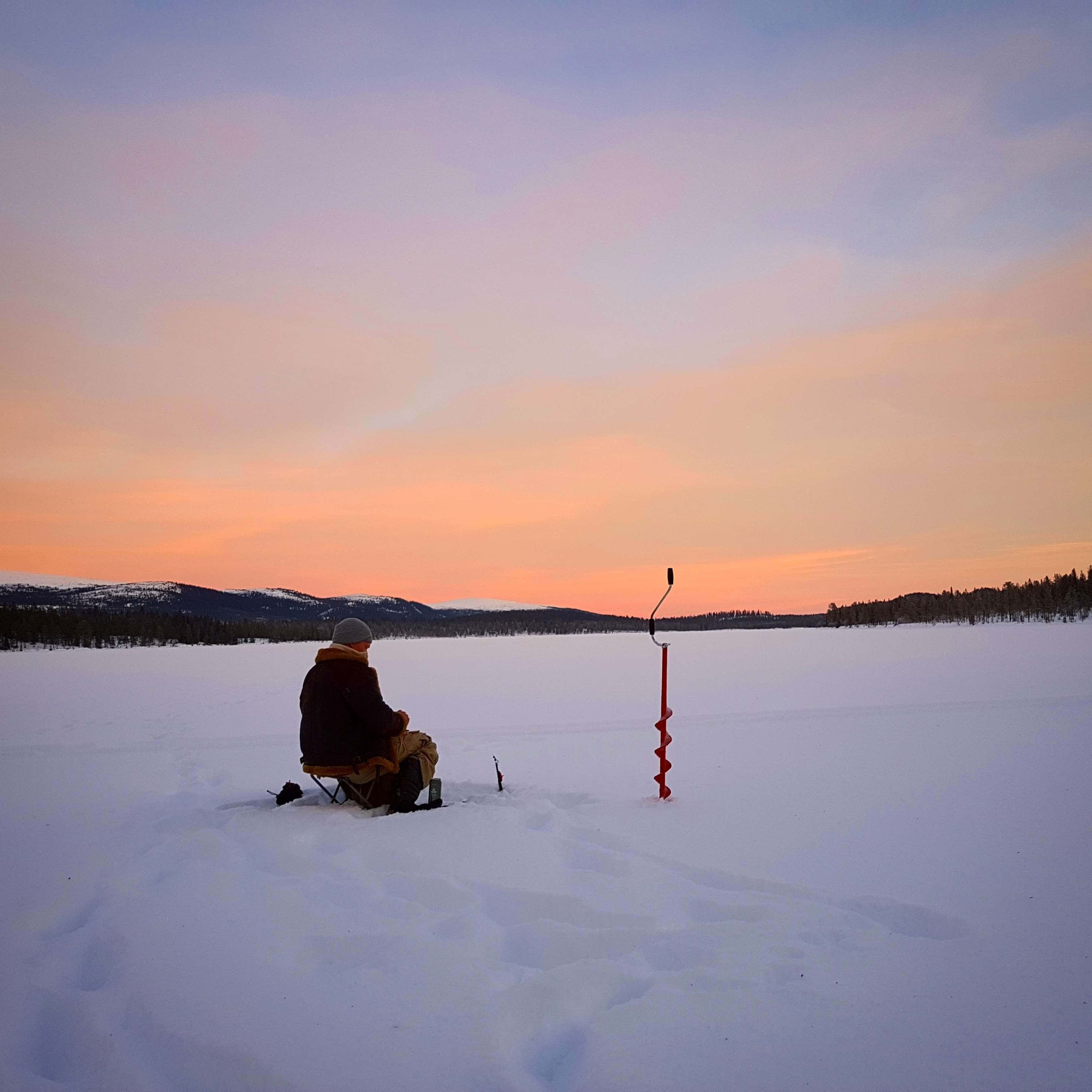 ice fishing, frozen lake, sunset, 2K Desktop Wallpaper
