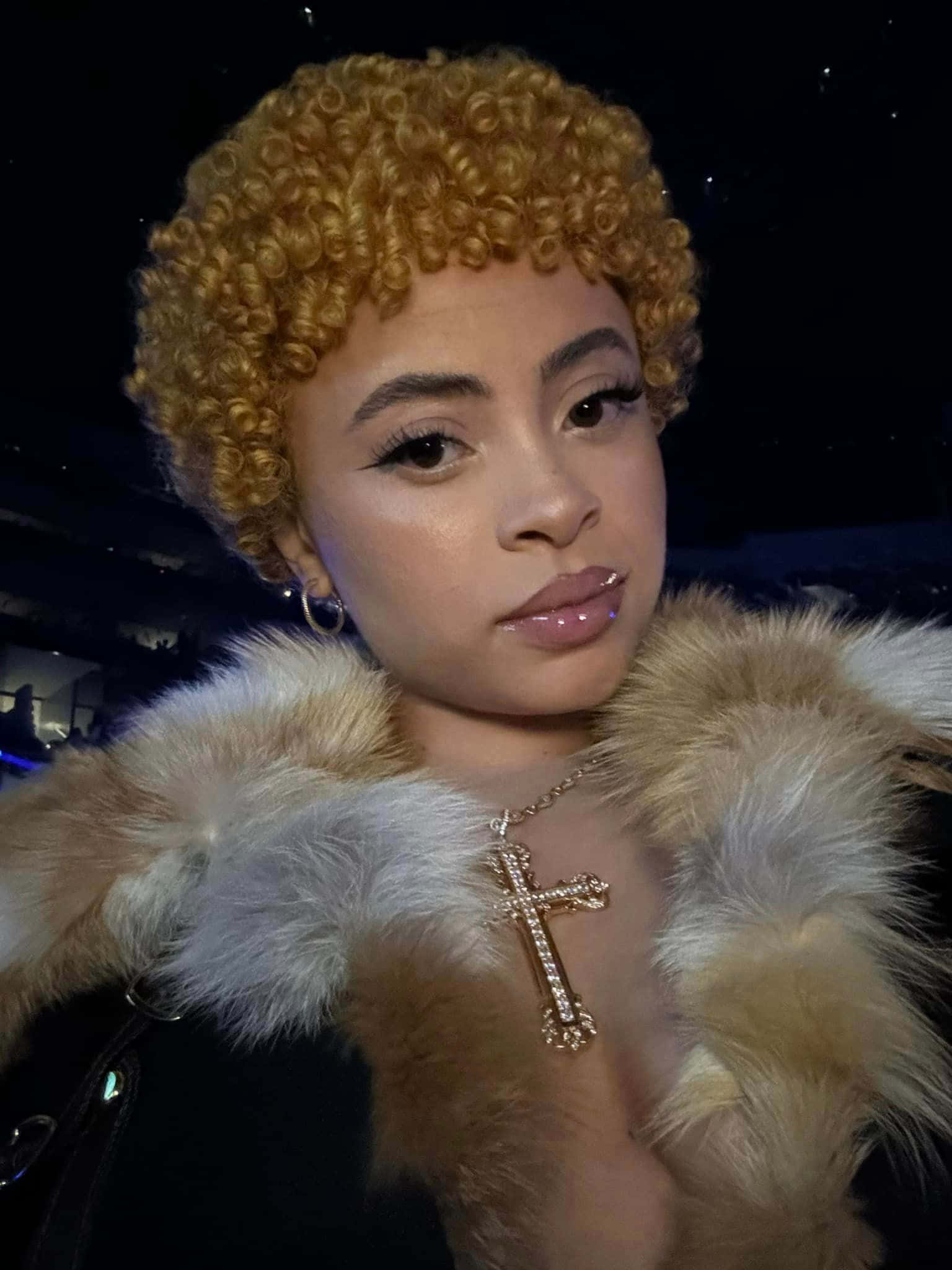 Ice Spice, curly blonde hair, fur-trimmed coat, Full HD Phone Wallpaper