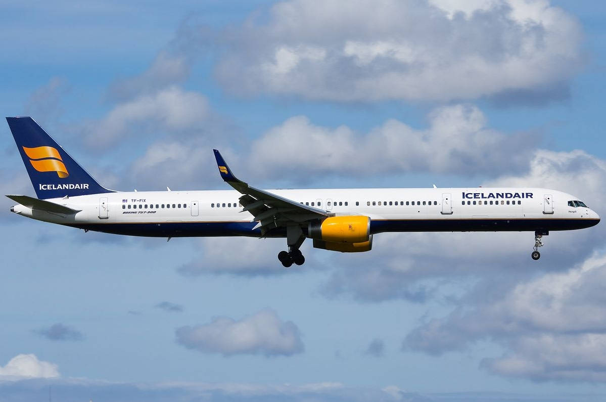 Icelandair, passenger jet, landing gear down, SD Desktop Wallpaper