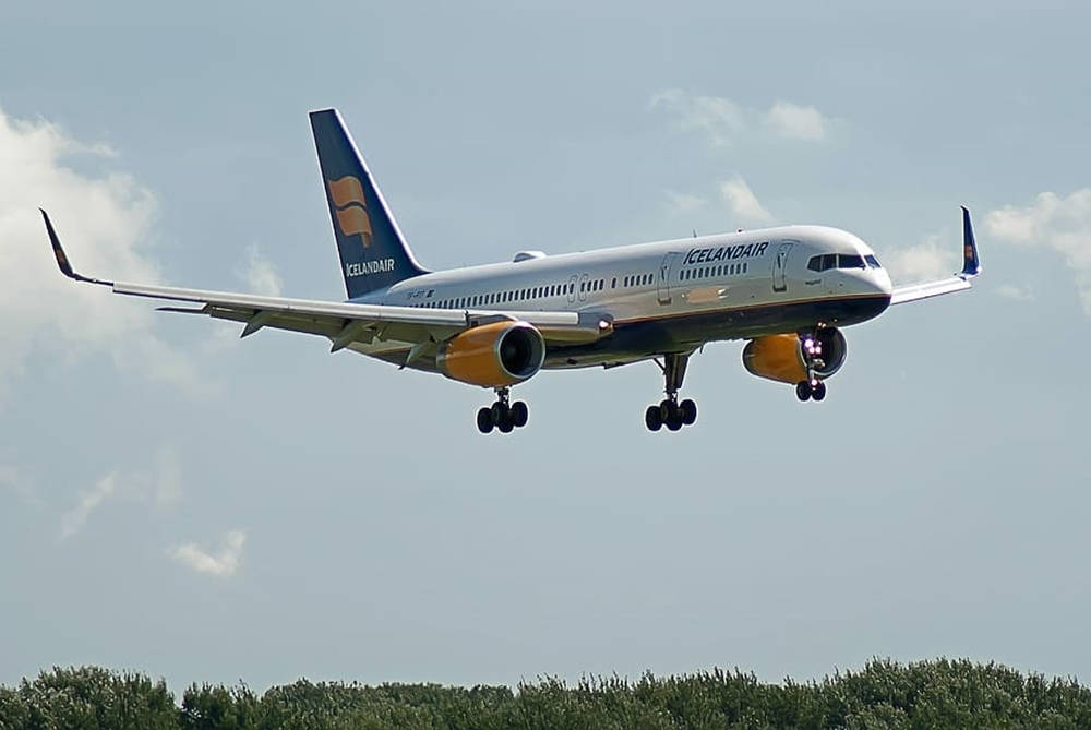 Icelandair, passenger jet, landing gear down, SD Desktop Wallpaper