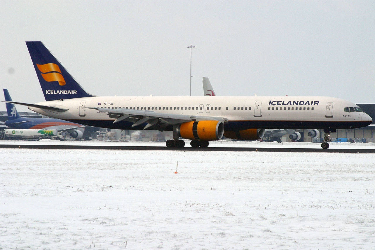 Icelandair, orange engines, snow-covered airport tarmac, HD Desktop Wallpaper