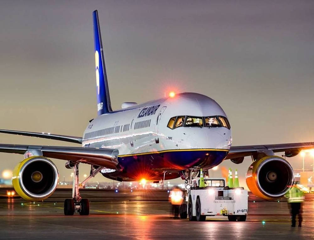 Icelandair, twilight lights, ground crew, SD Desktop Wallpaper