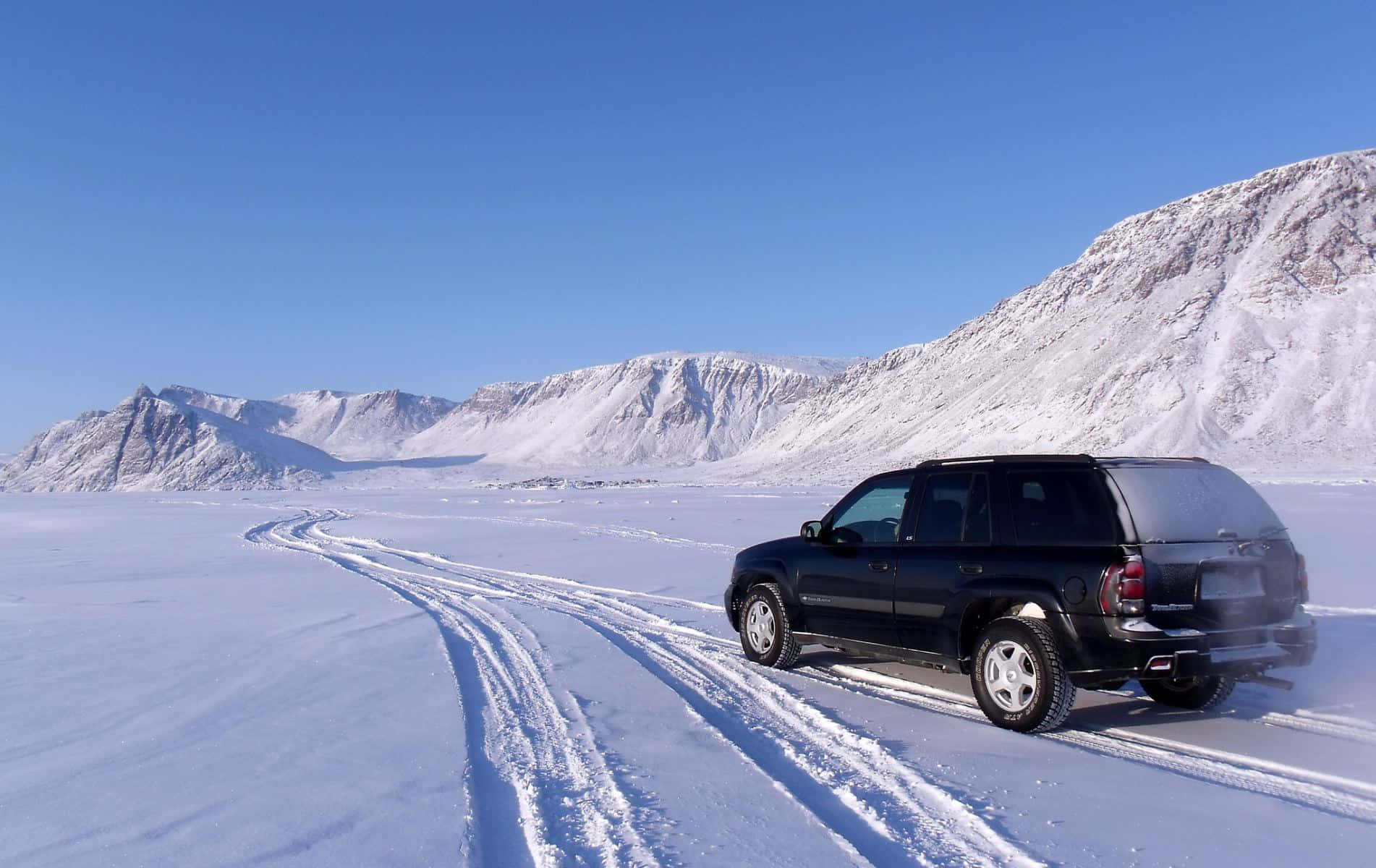 black SUV, snowy plain, snow-capped mountains, HD Desktop Wallpaper