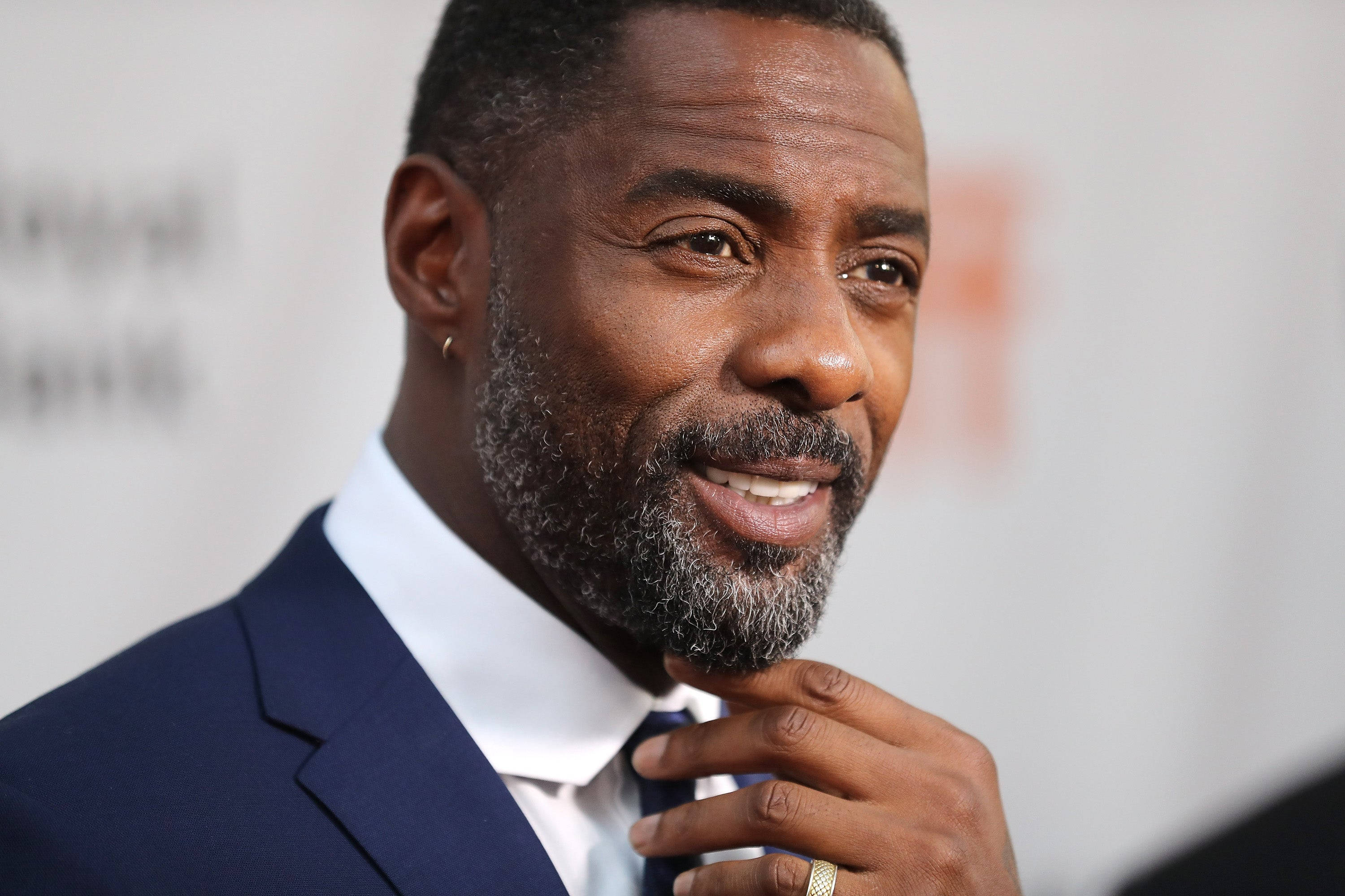 Idris Elba, gray beard, tie, 2K Desktop Wallpaper