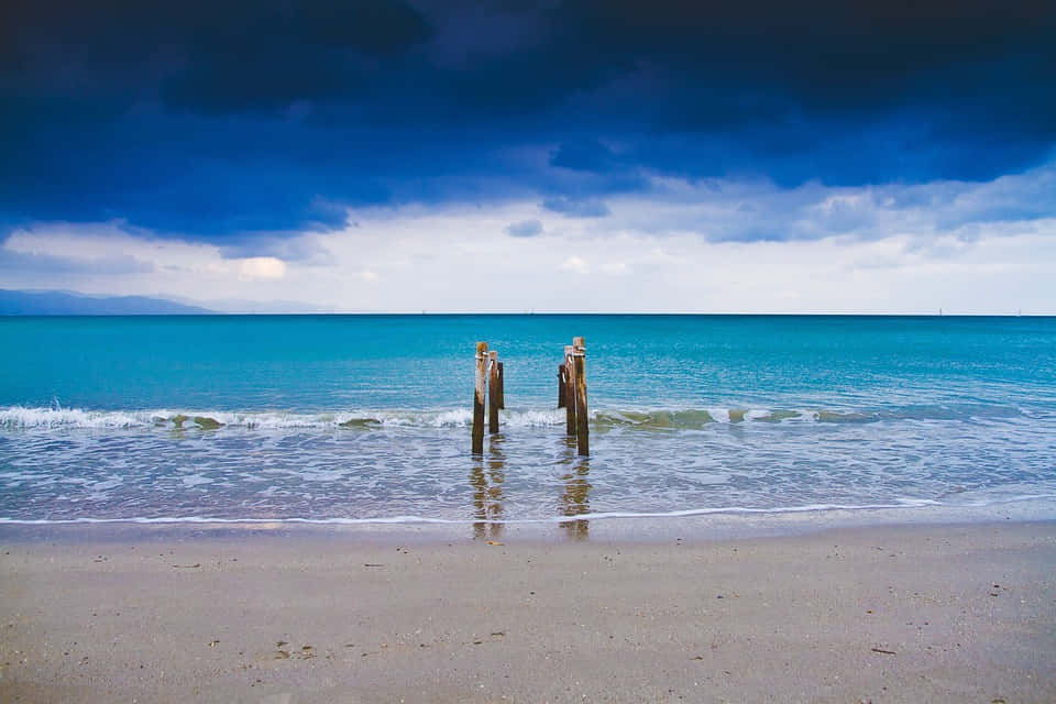 Idyllic Waves, turquoise water, stormy blue sky, SD Desktop Wallpaper
