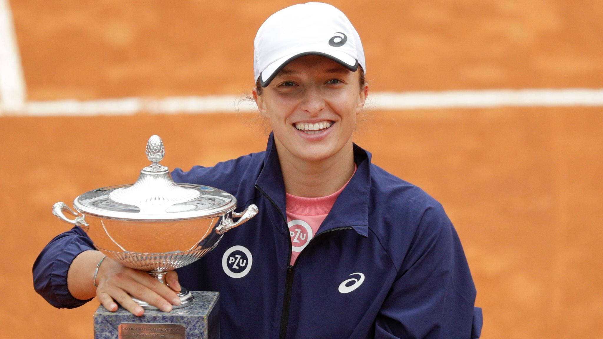 Iga Swiatek, silver trophy, clay court, Full HD Desktop Wallpaper