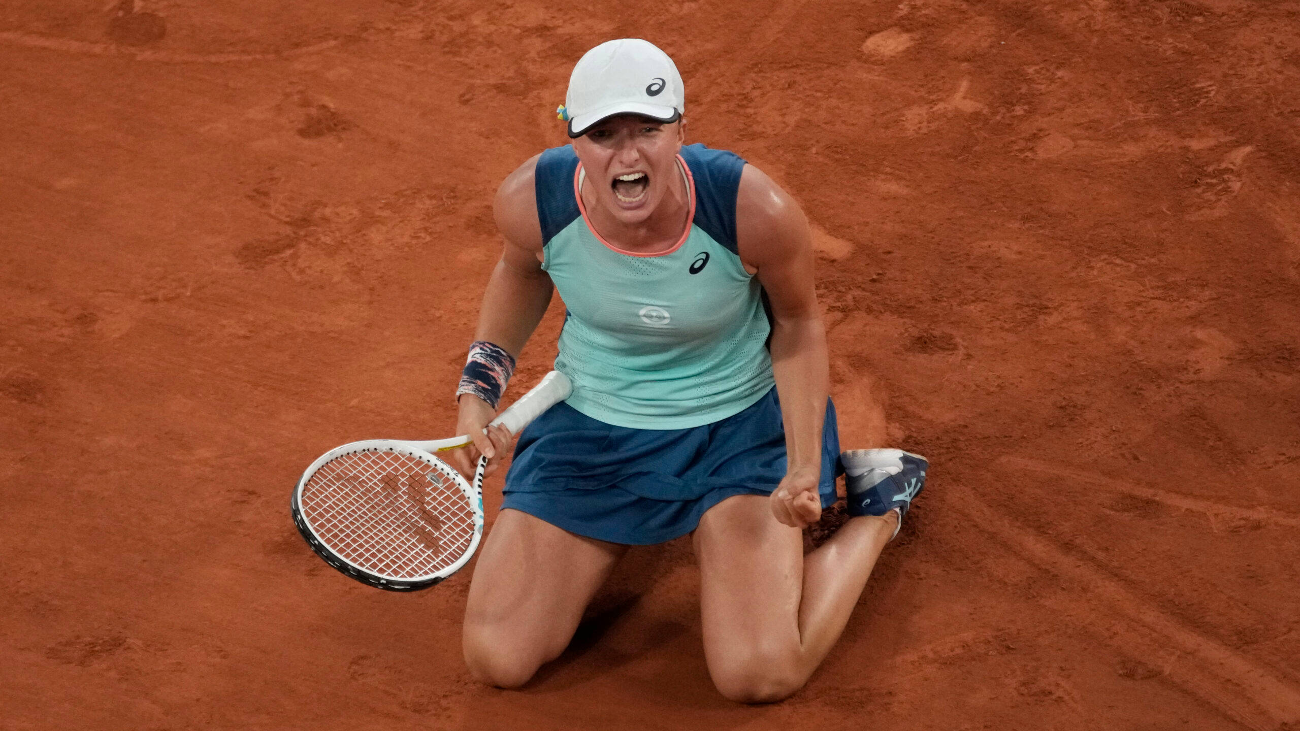 Iga Swiatek, red clay court, racket, 2K Desktop Wallpaper