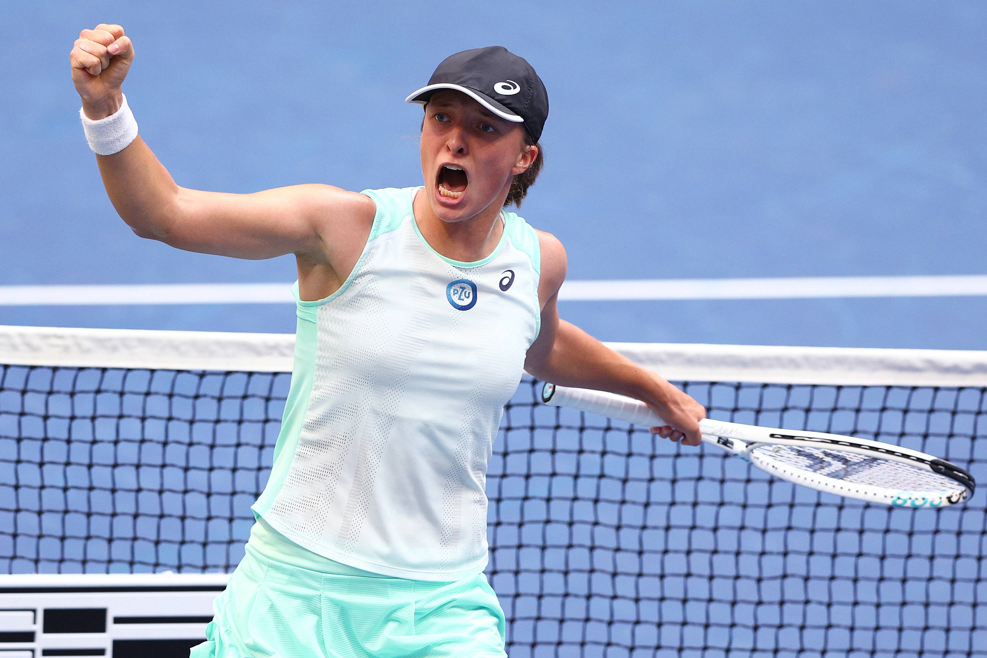 Iga Swiatek, mint green gear, blue hard court, 2K Desktop Wallpaper