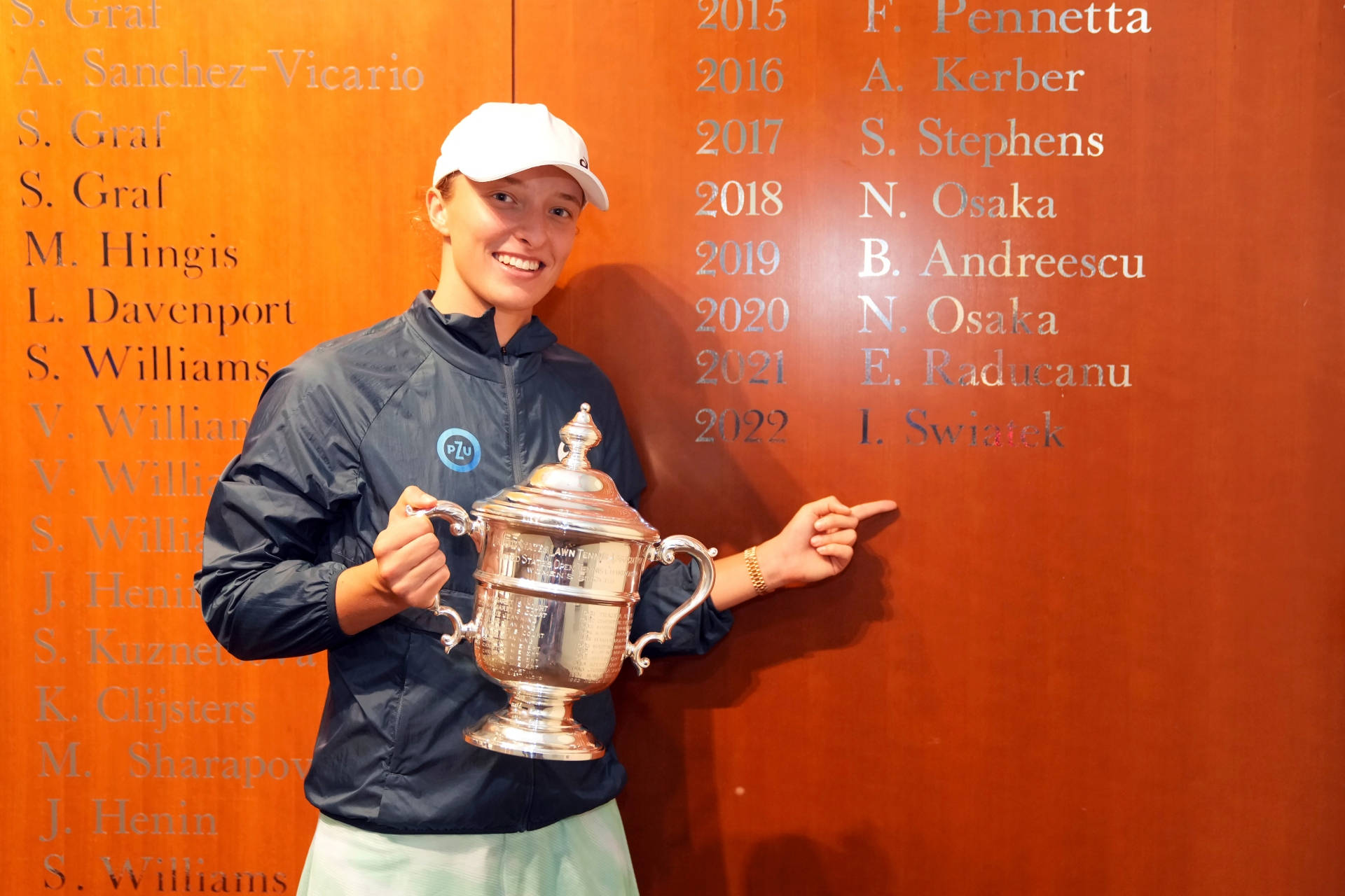 Iga Swiatek, white cap, large silver trophy, Full HD Desktop Wallpaper