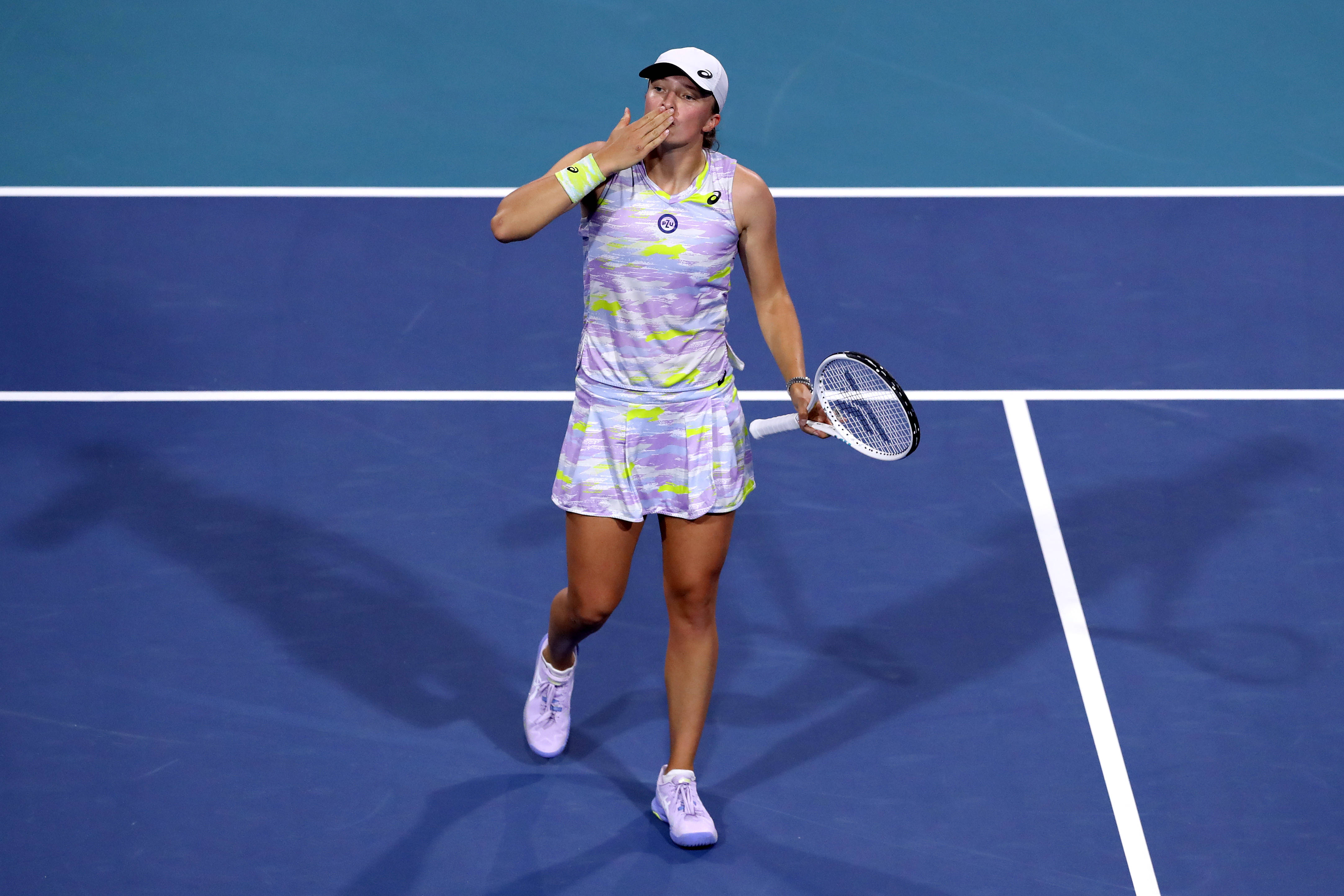 Iga Swiatek, purple and yellow outfit, blue hard court, 4K Desktop Wallpaper