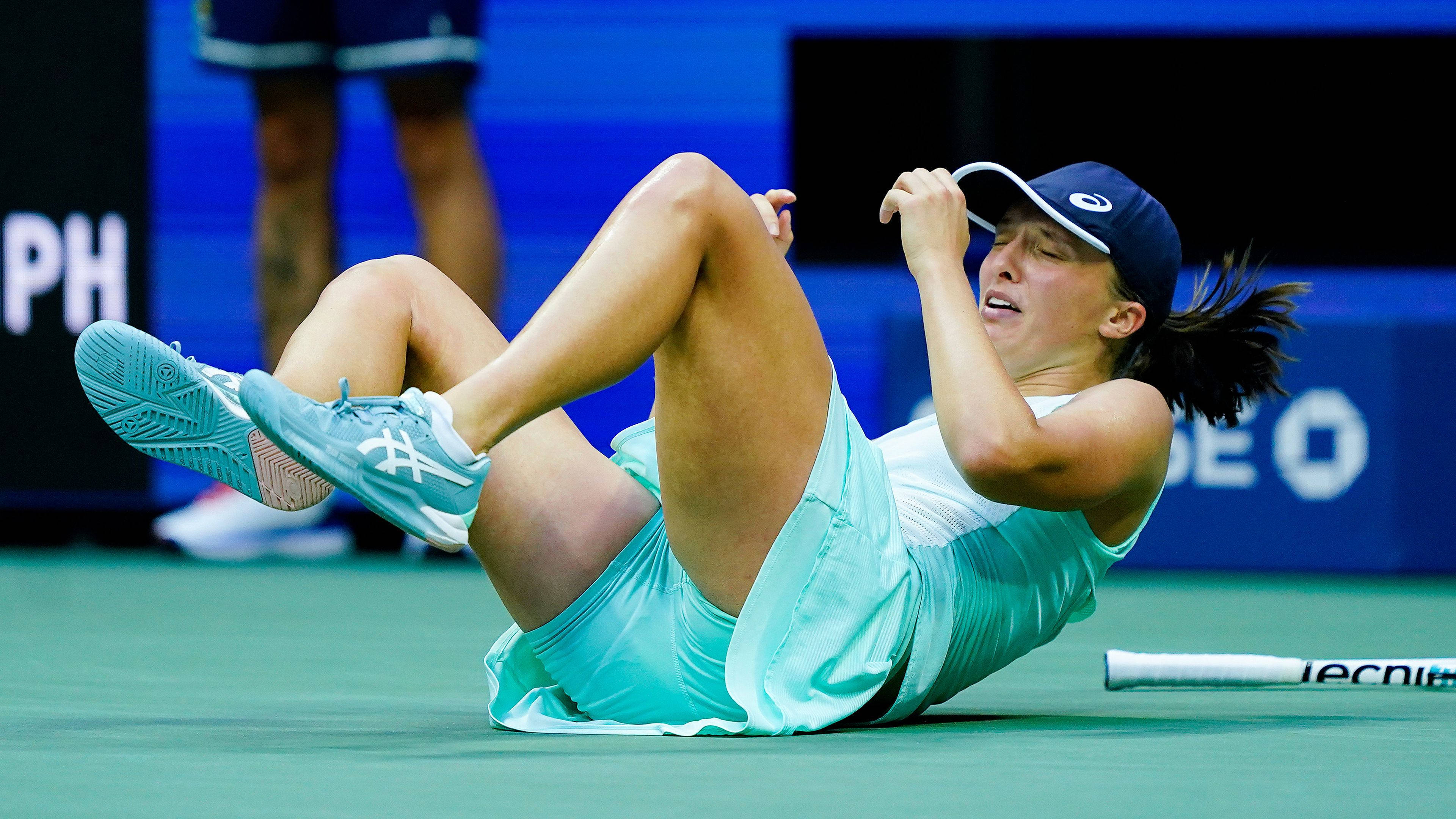Iga Swiatek, turquoise outfit, green court floor, 4K Desktop Wallpaper