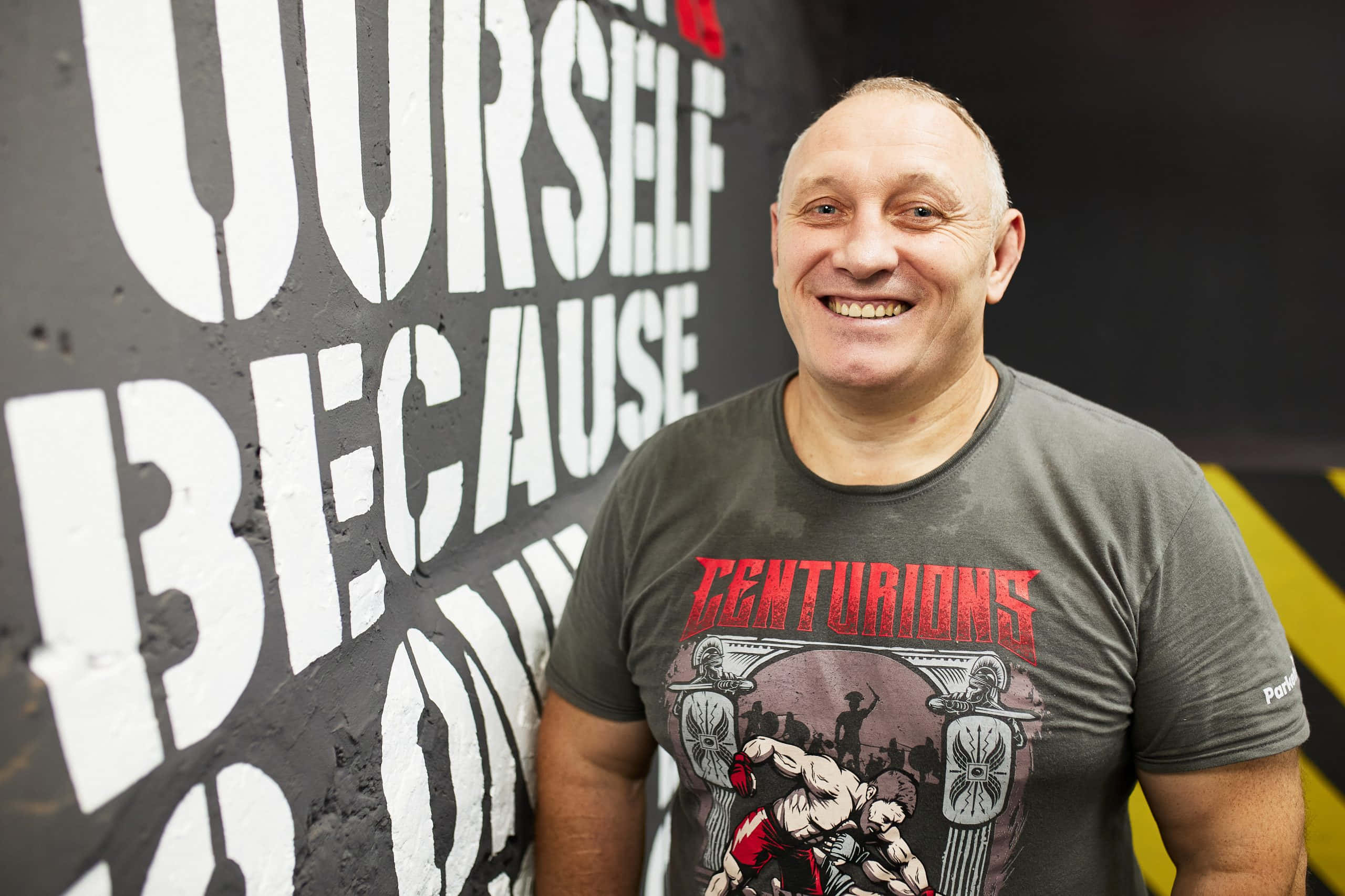Igor Vovchanchyn, gray t-shirt, graffiti wall, 2K Desktop Wallpaper
