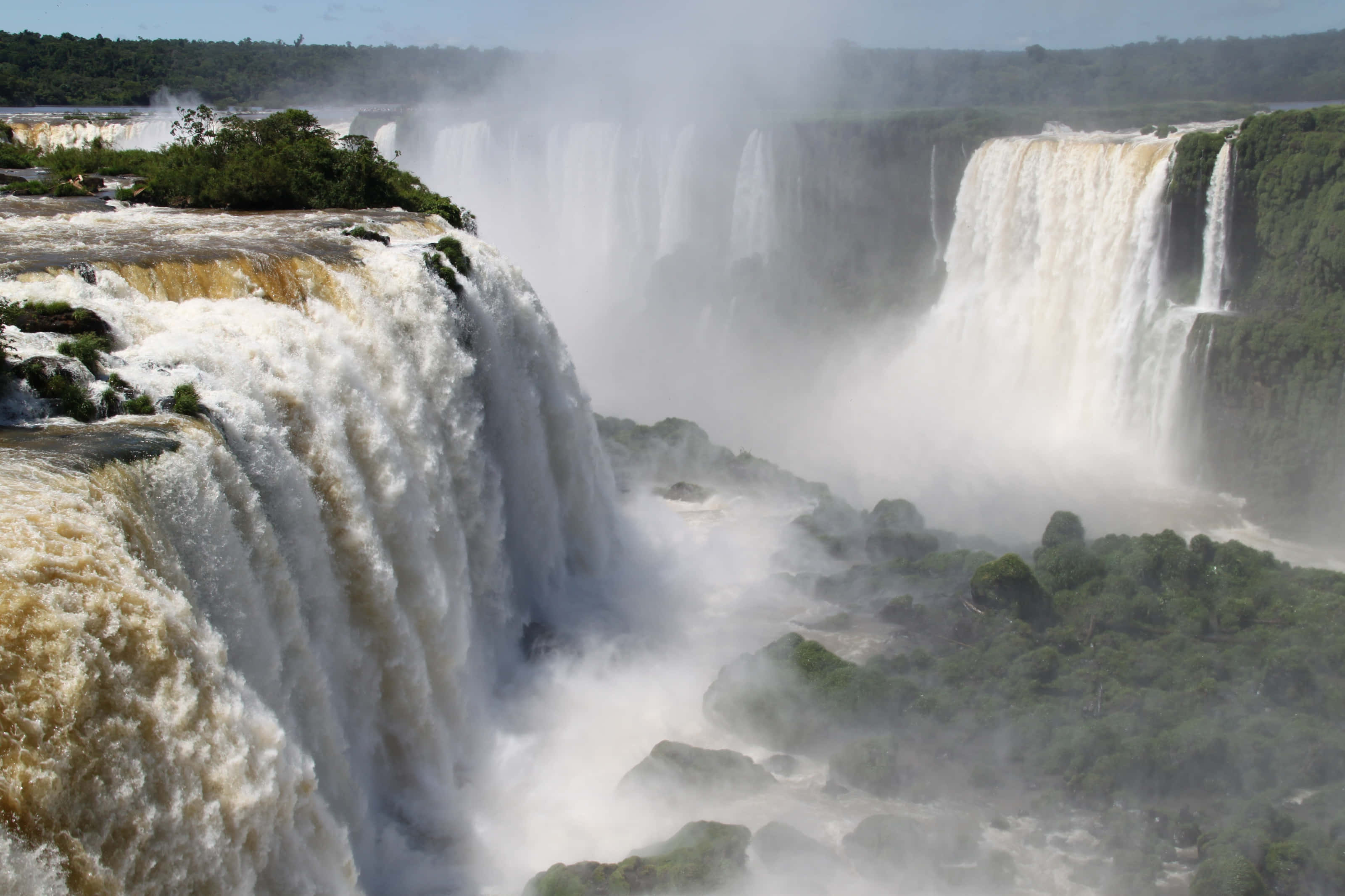 Iguazu Falls, endangered animals, massive cascading waterfalls, 2K Desktop Wallpaper