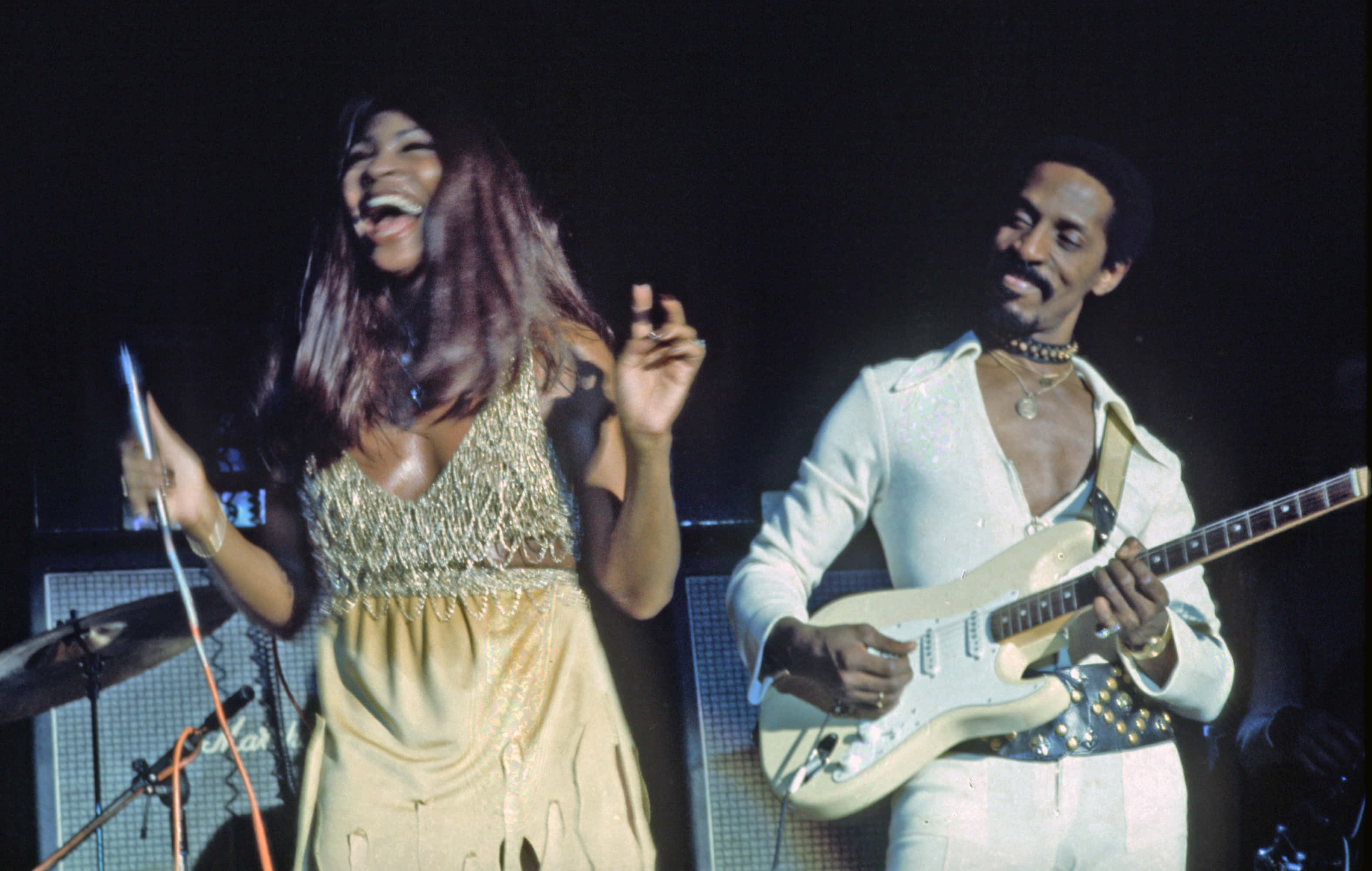 Ike and Tina Turner, gold dress, white guitar, 2K Desktop Wallpaper