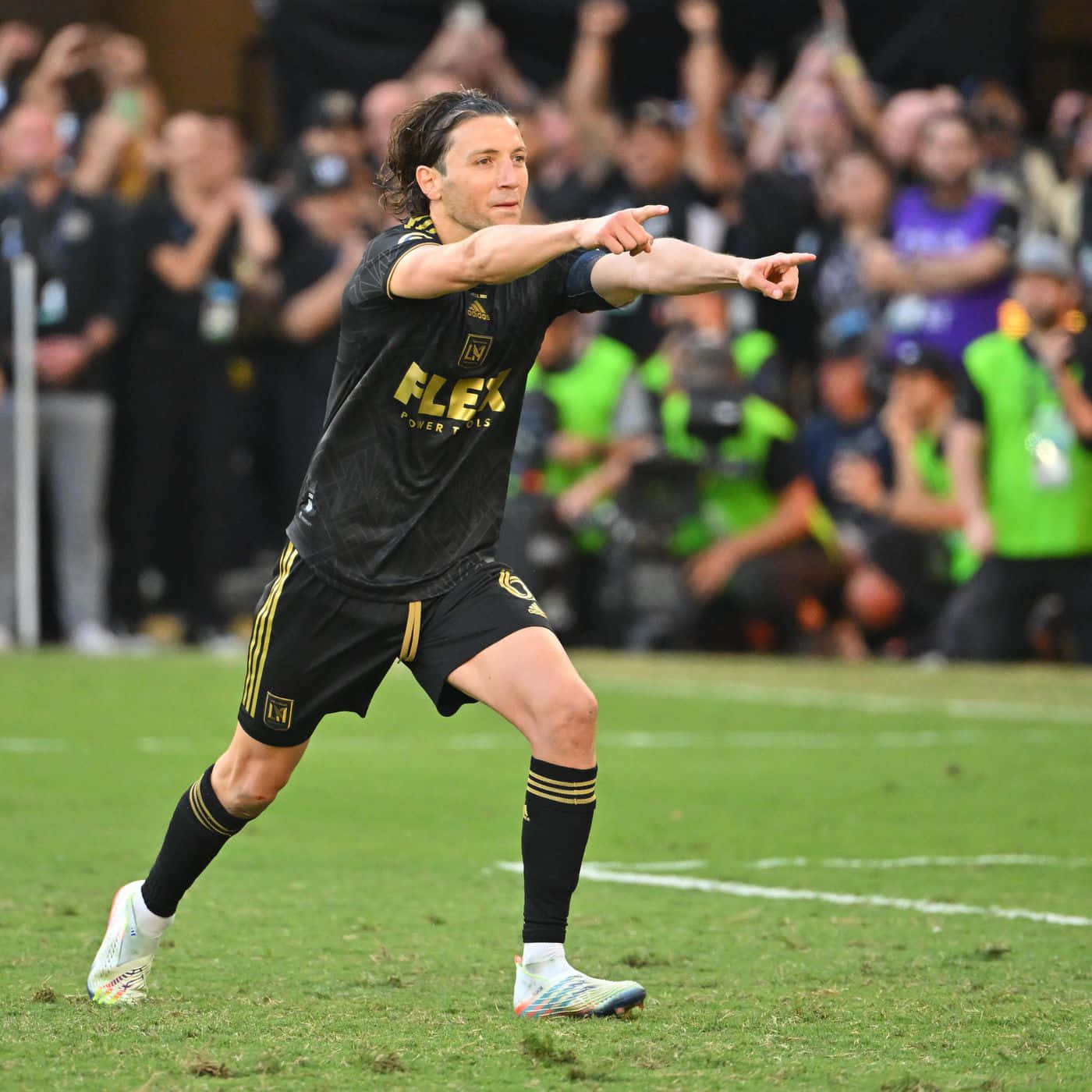 Ilie Sanchez, black and gold kit, green field, HD Desktop Wallpaper