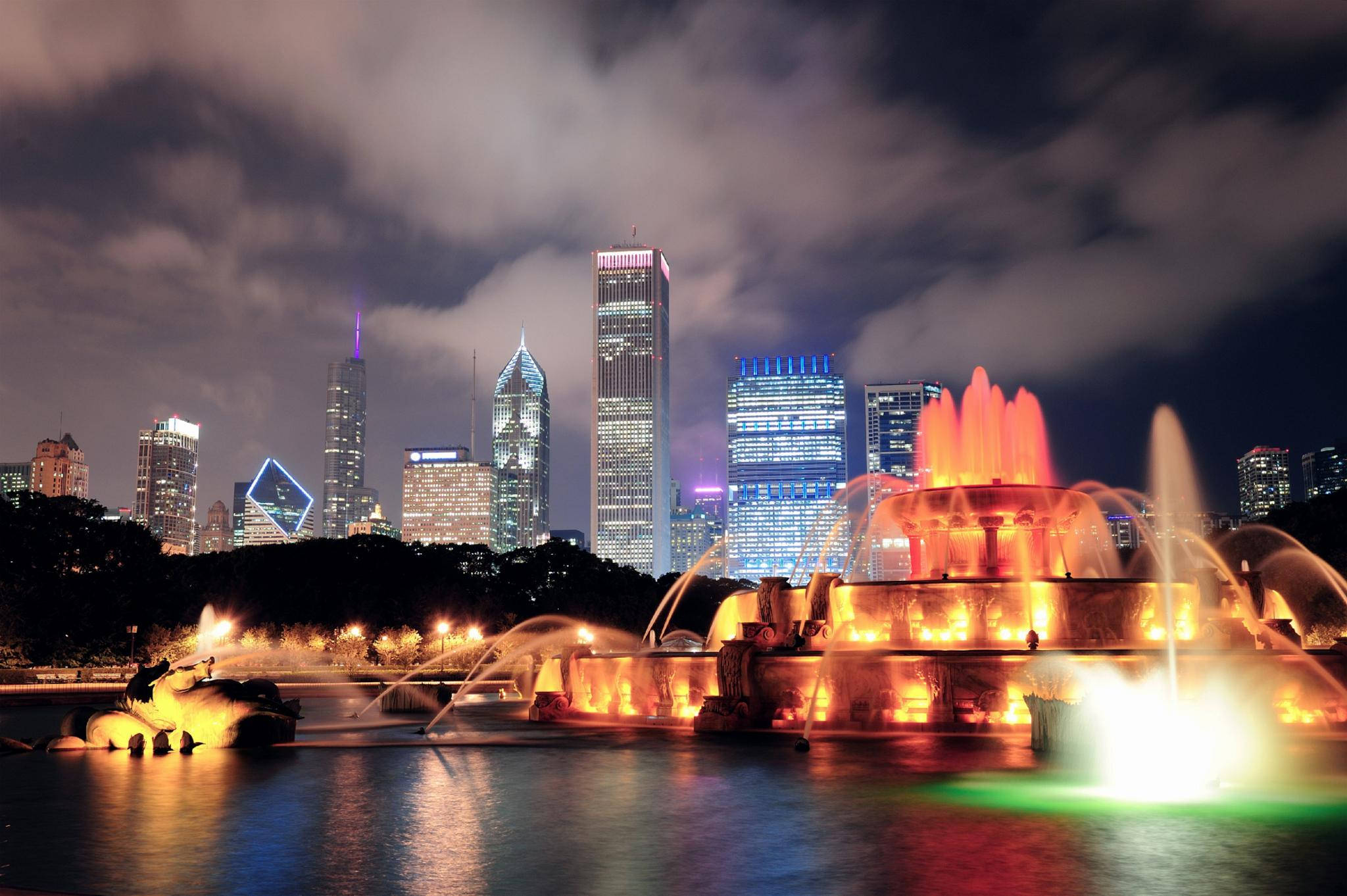 Illinois Institute Of Technology, water fountain, nighttime cityscape, Full HD Desktop Wallpaper