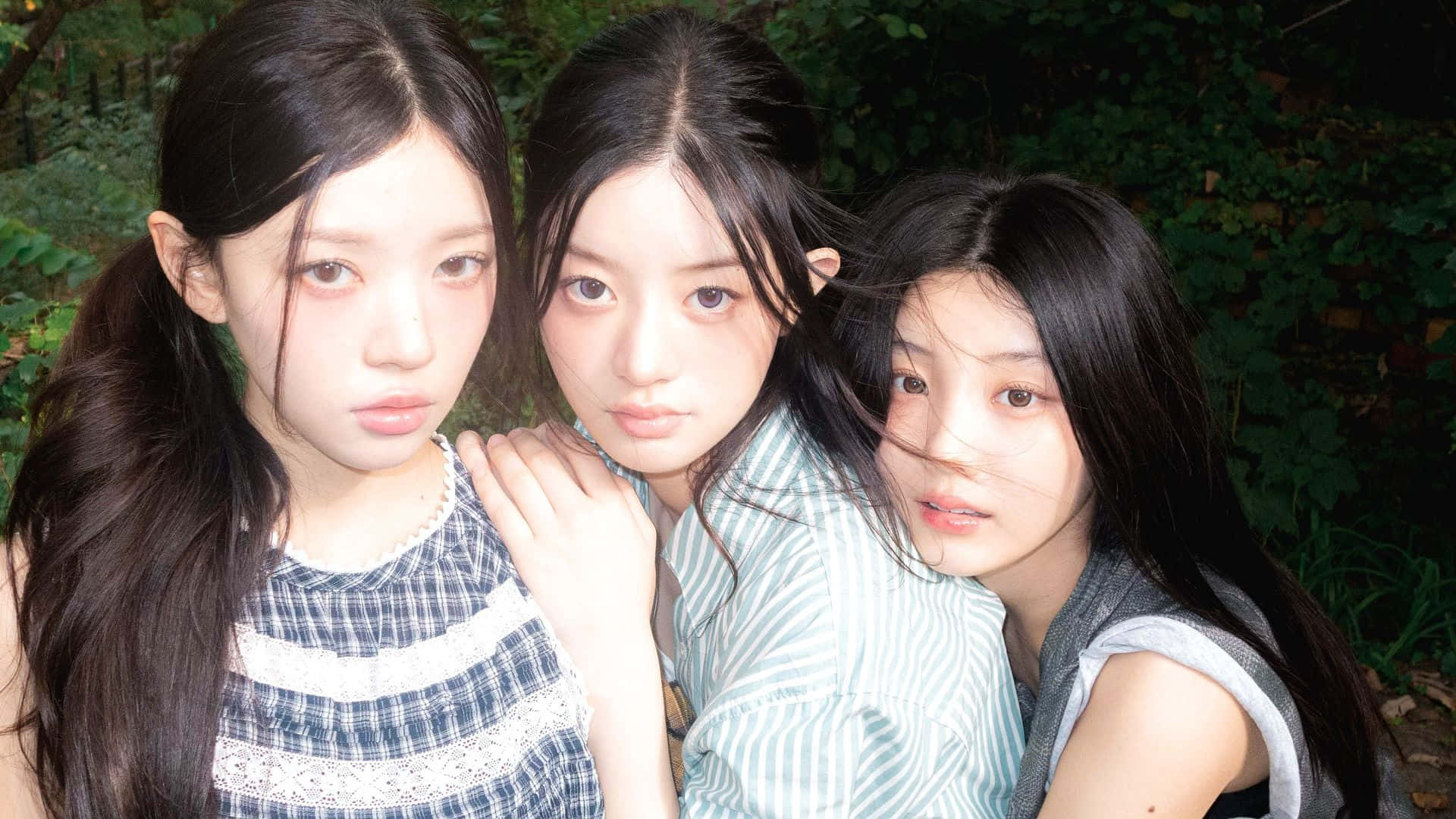 Illit, group portrait, three young women, Full HD Desktop Wallpaper