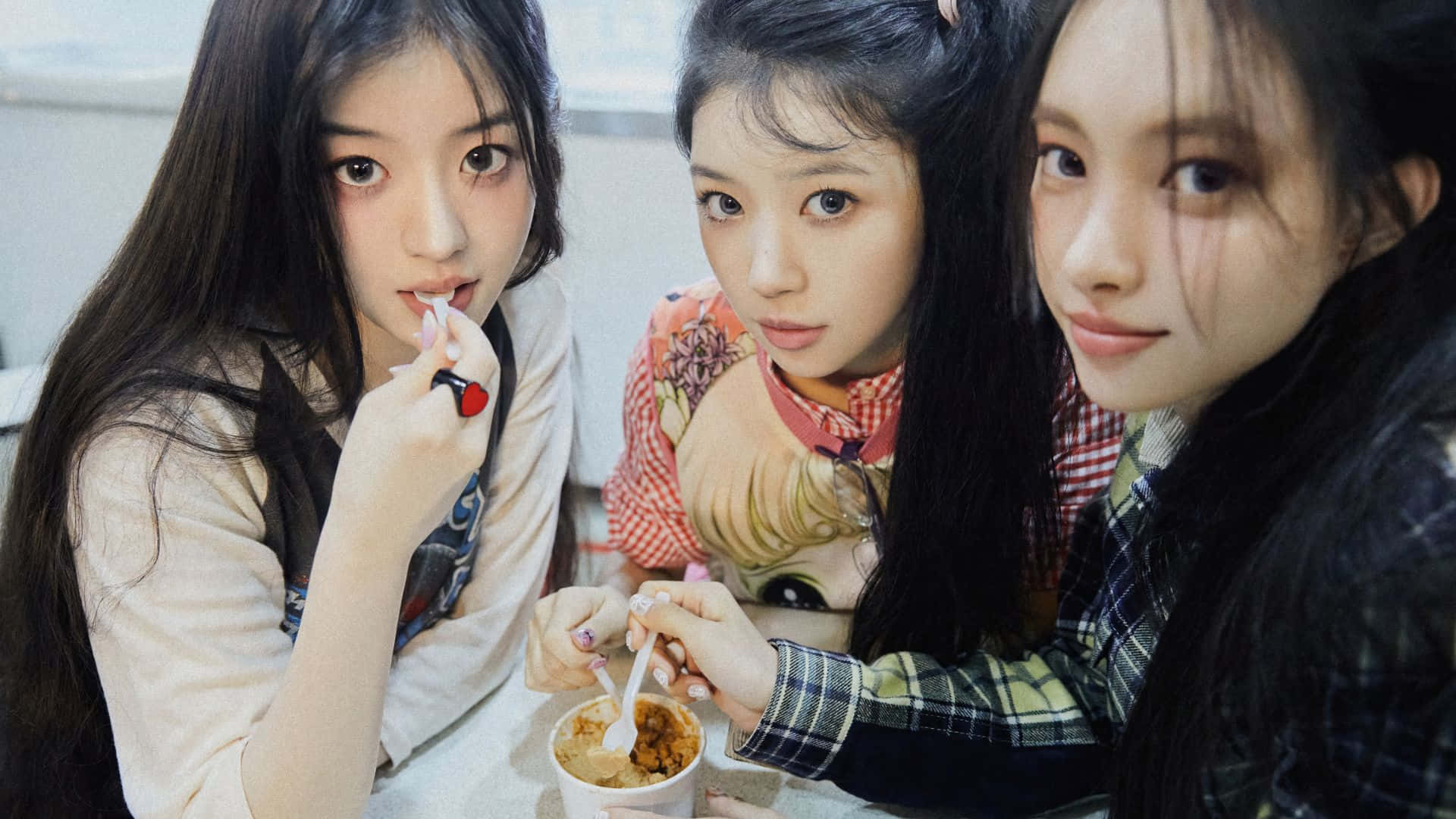 Illit, three young women, bowl of food, Full HD Desktop Wallpaper