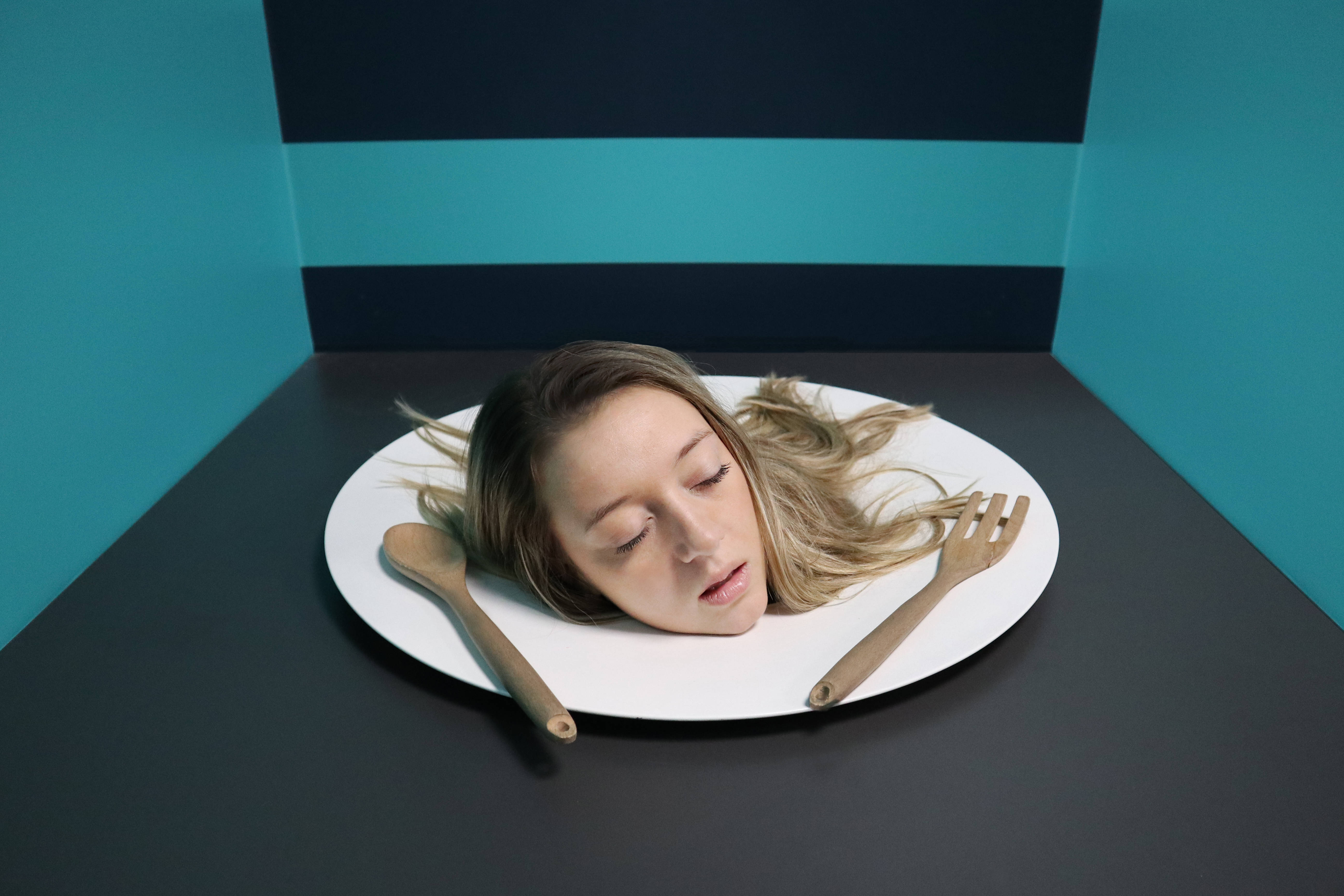 Illusion, head on plate, white plate, 5K Desktop Wallpaper