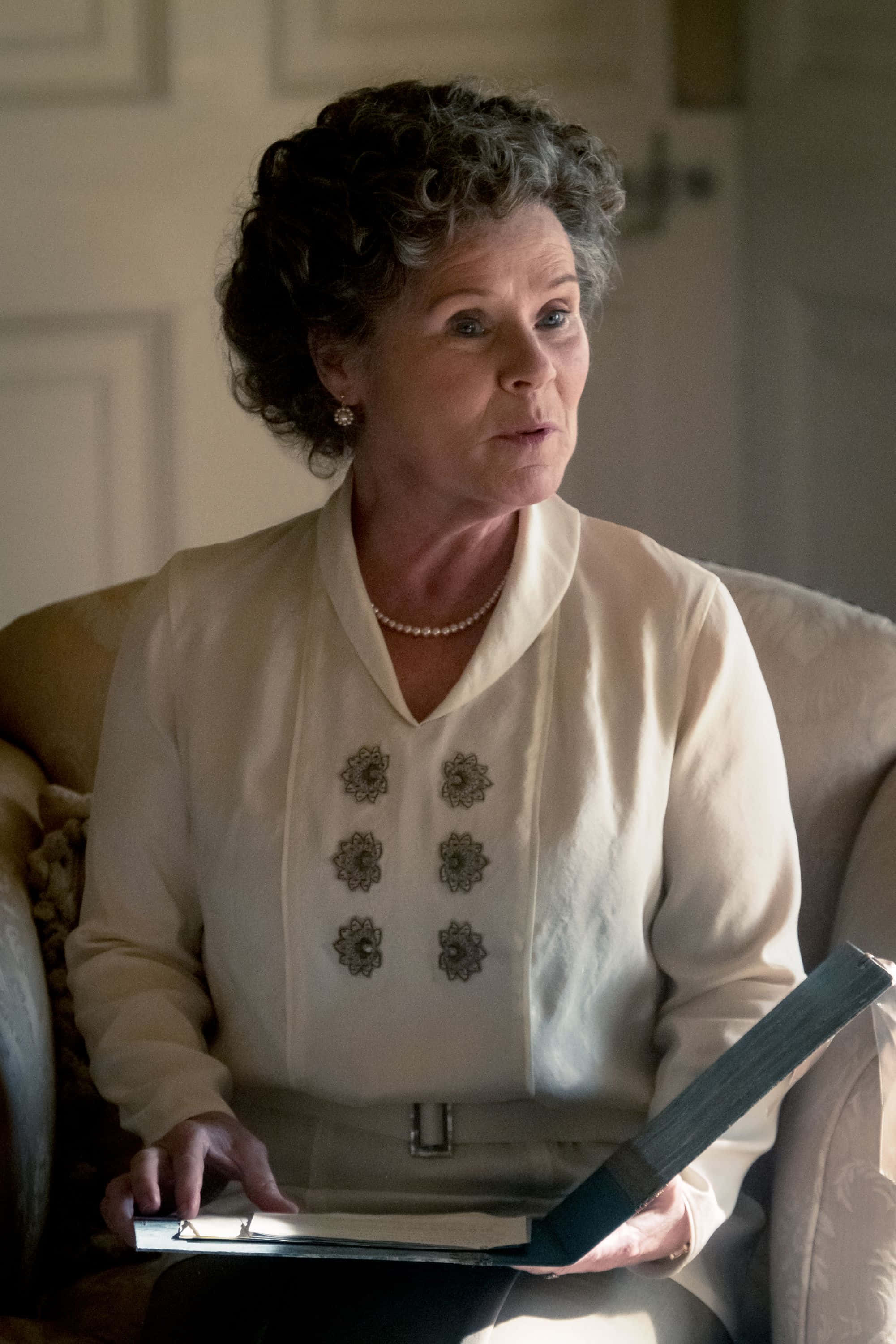 Imelda Staunton, cream armchair, cream blouse, 2K Phone Wallpaper