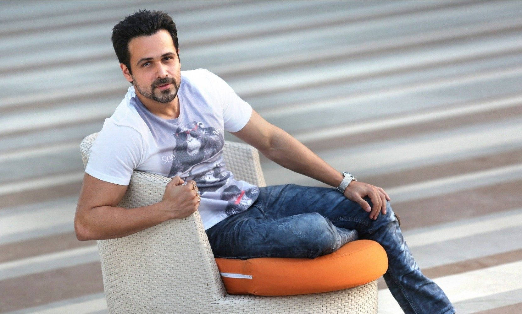 Imran Hashmi, beige chair, orange cushion, HD Desktop Wallpaper