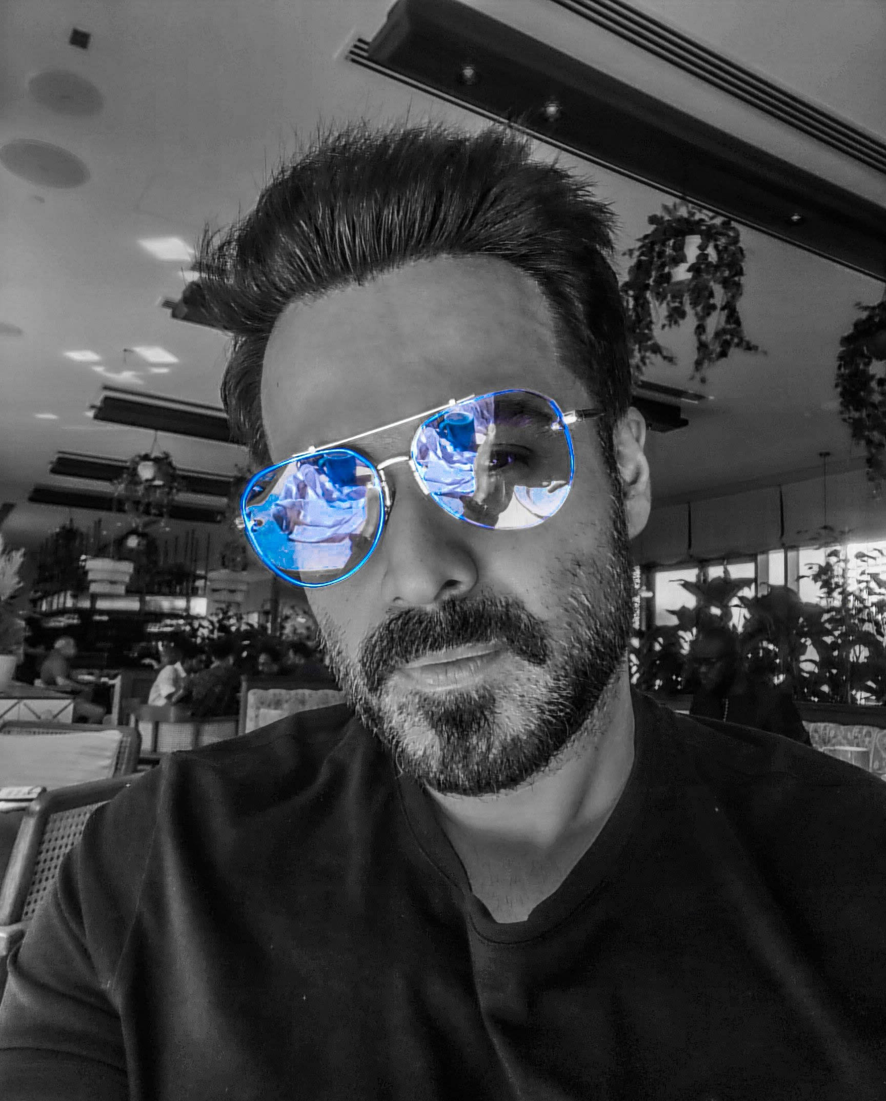 Imran Hashmi, blue reflective sunglasses, black and white cafe, Full HD Phone Wallpaper