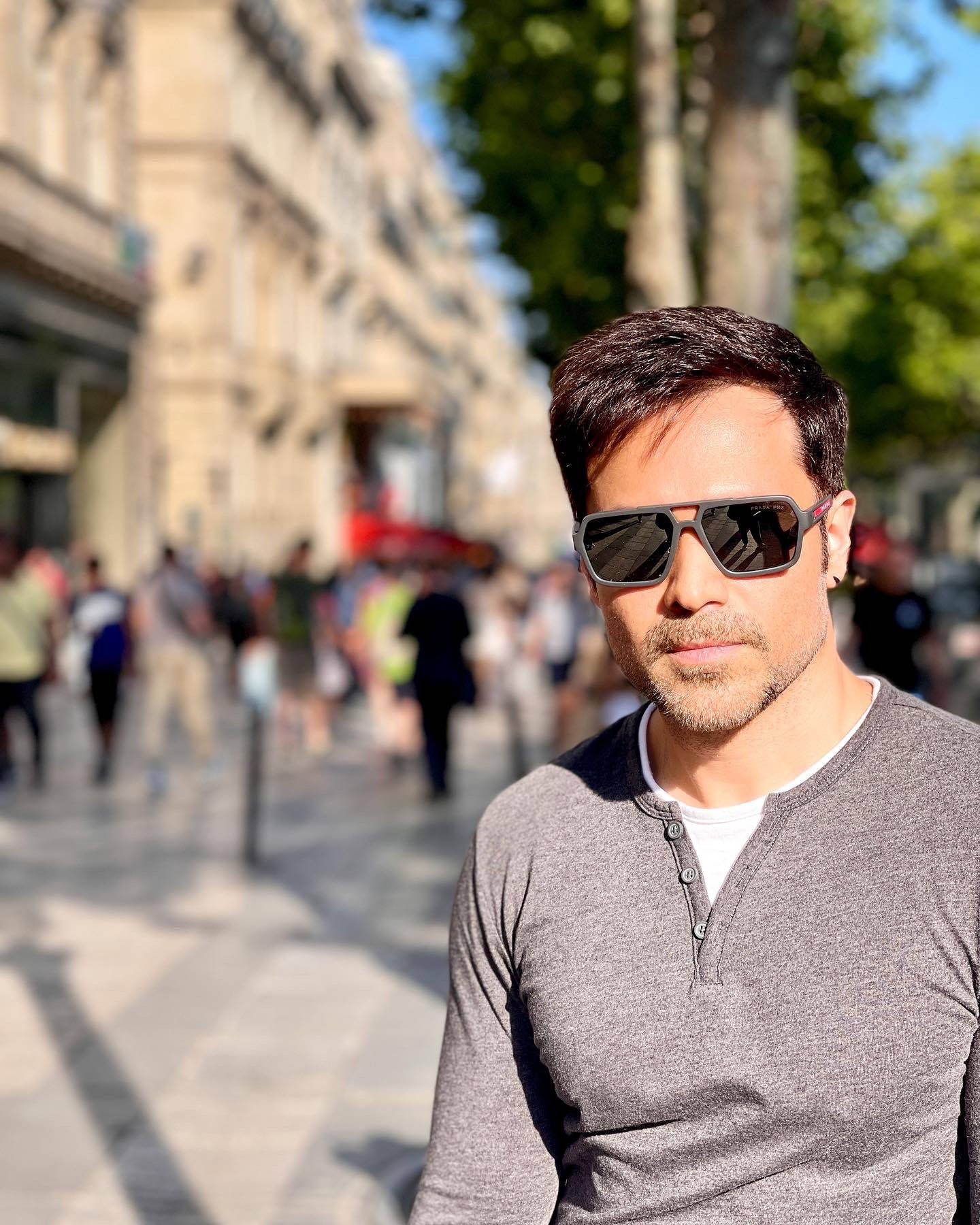 Imran Hashmi, sunglasses, sunlit city sidewalk, HD Phone Wallpaper