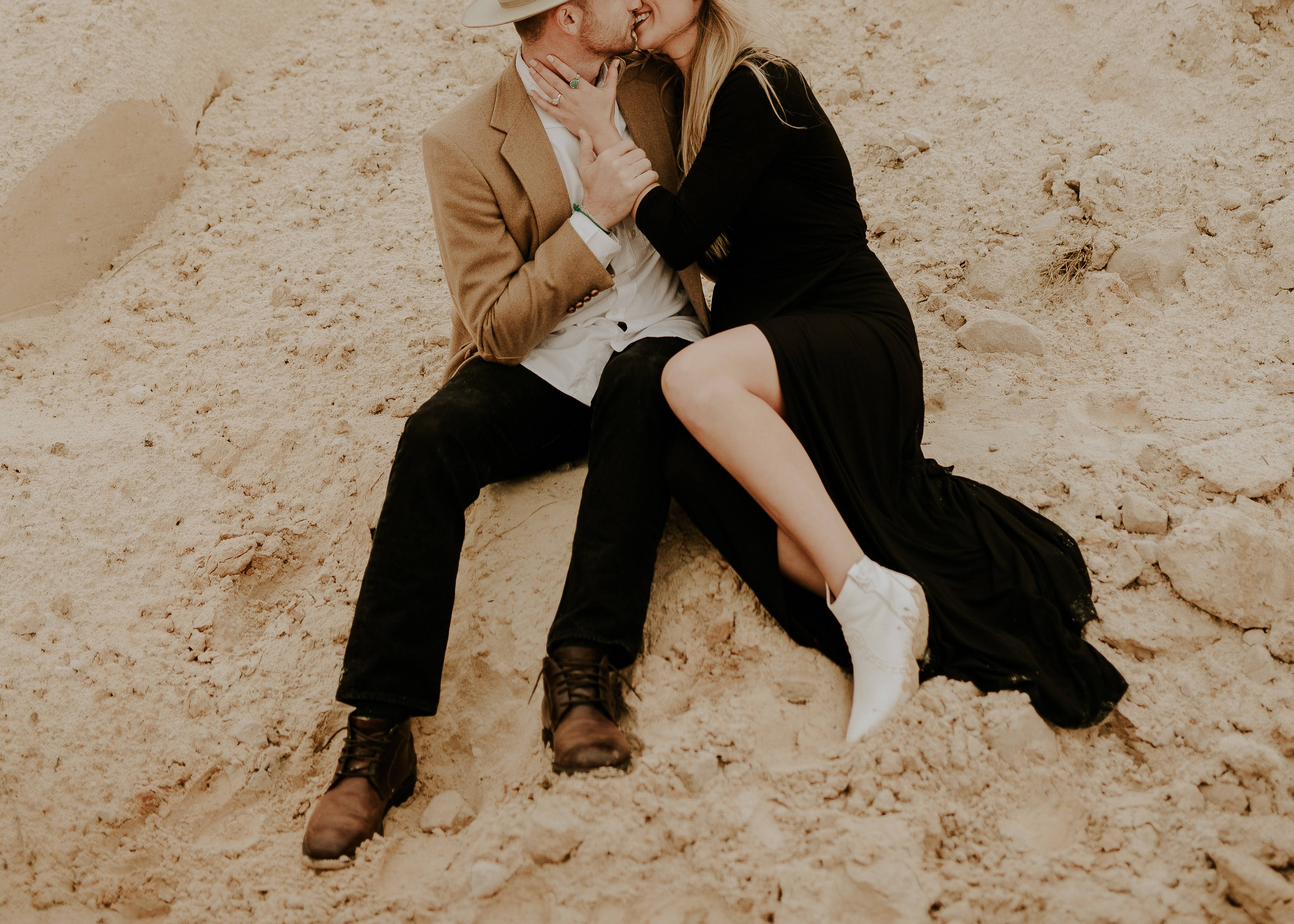 young couple in love, sunset, beach, 2K Desktop Wallpaper