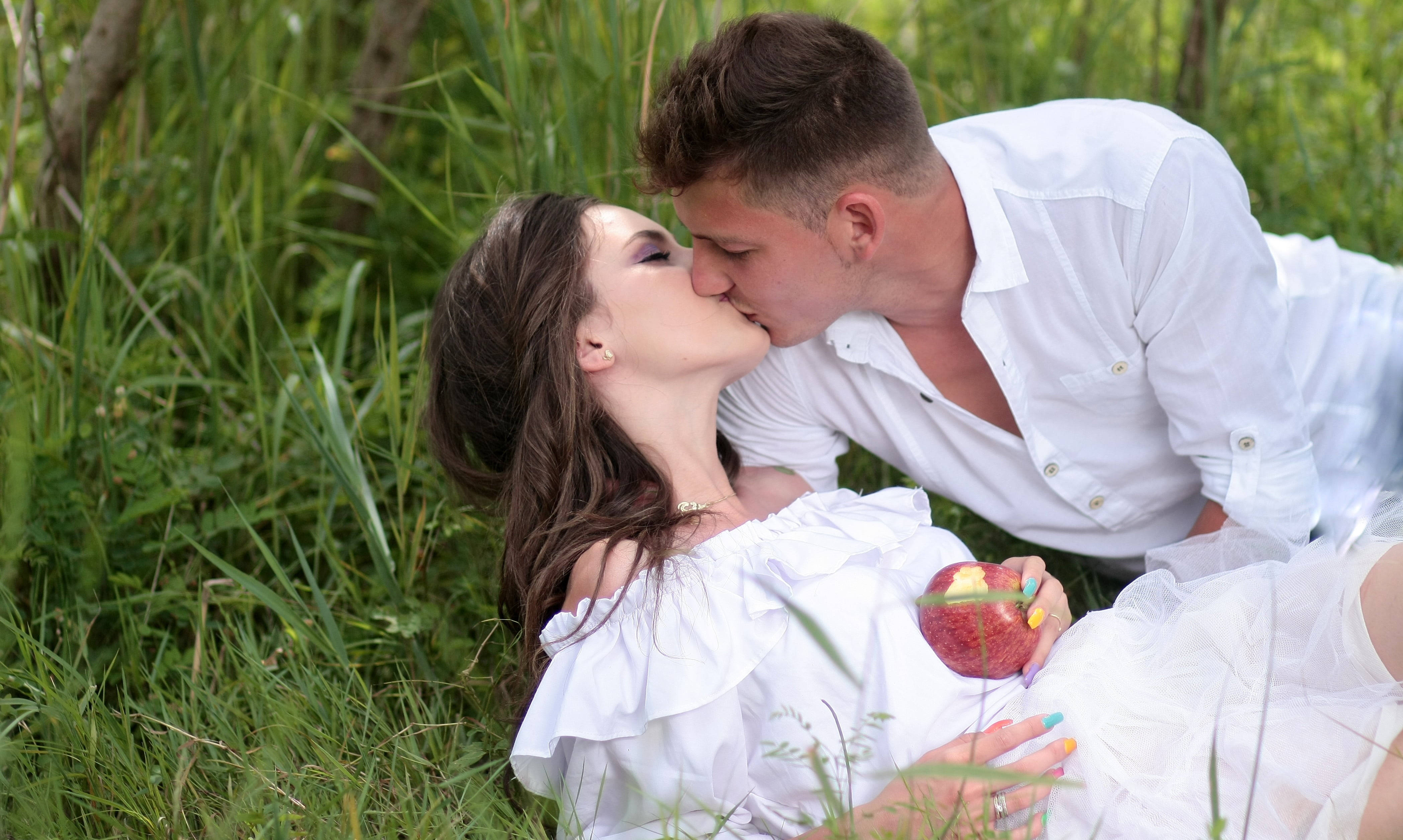 In Love Couples, white clothes, sunlit grassy field, 4K Desktop Wallpaper