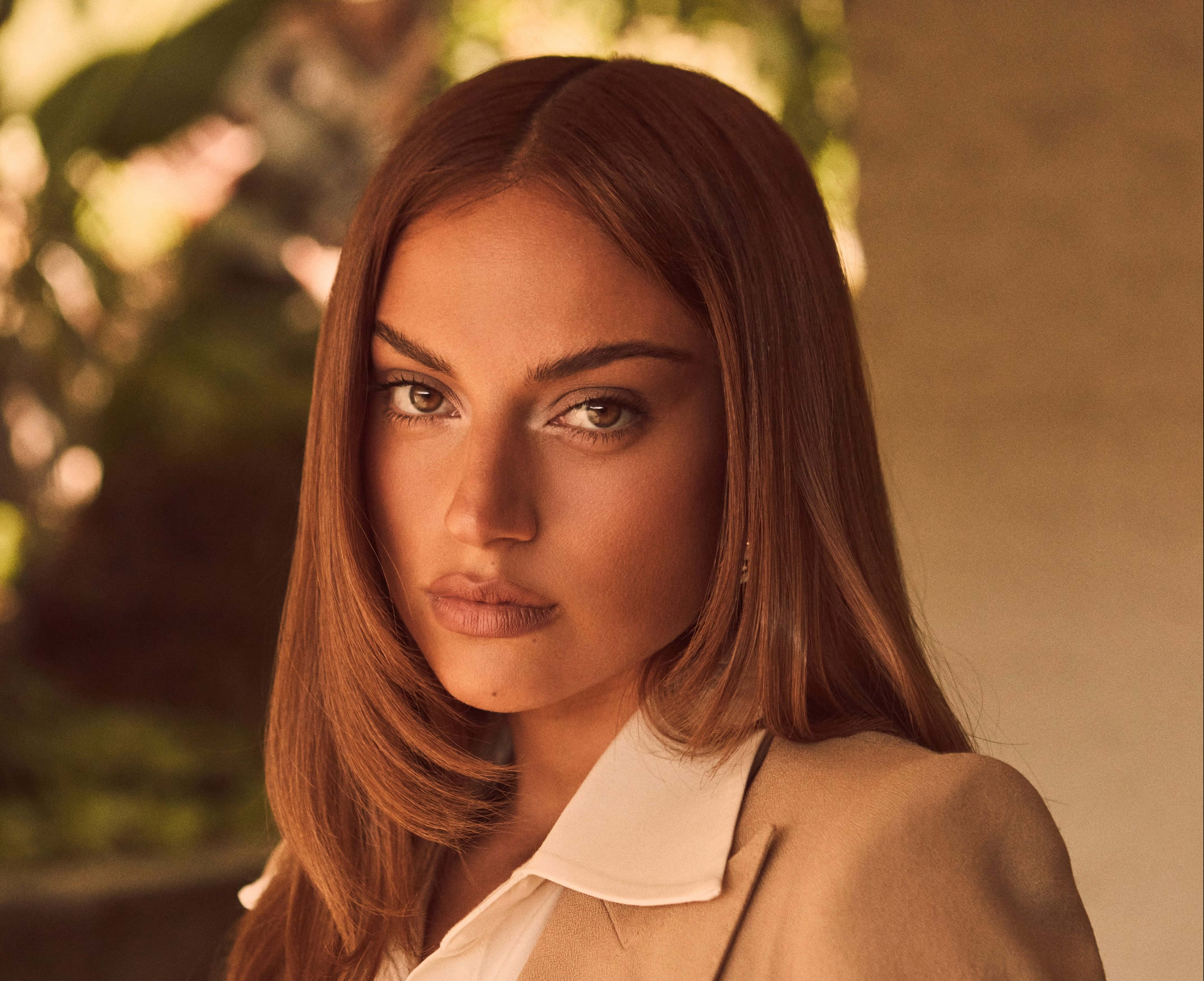 Inanna Sarkis, long brown hair, intense gaze, 4K Desktop Wallpaper