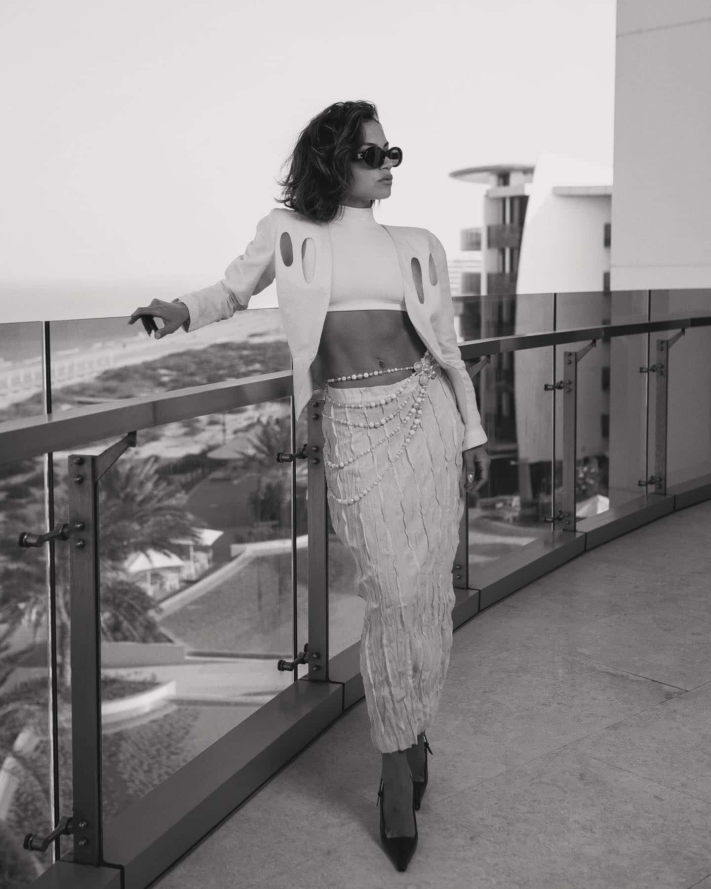 Inanna Sarkis, white avant-garde outfit, glass balcony railing, HD Phone Wallpaper