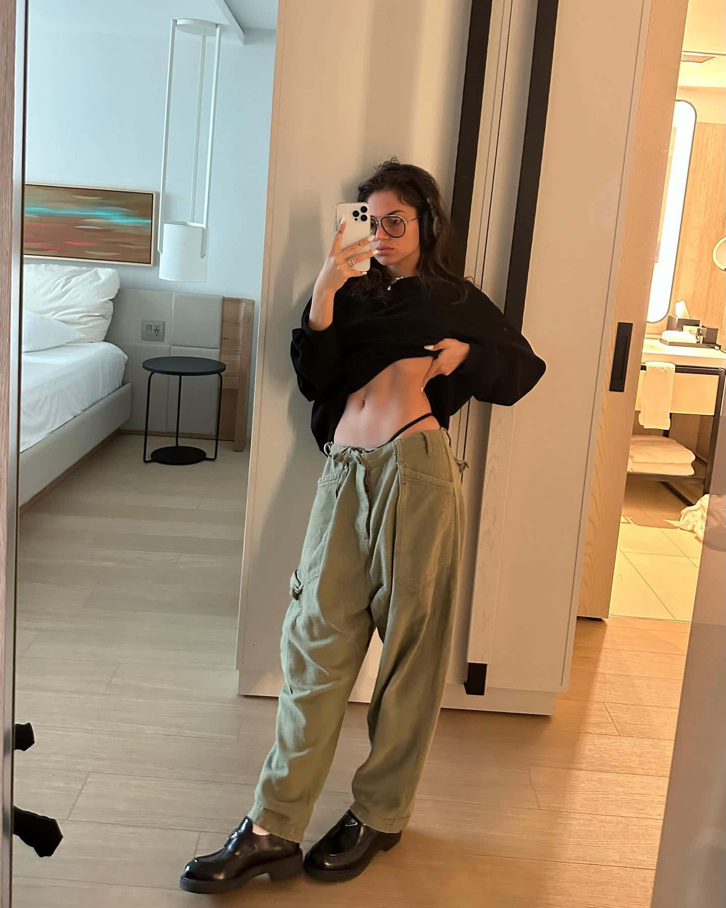 Inanna Sarkis, mirror selfie, oversized black top, HD Phone Wallpaper