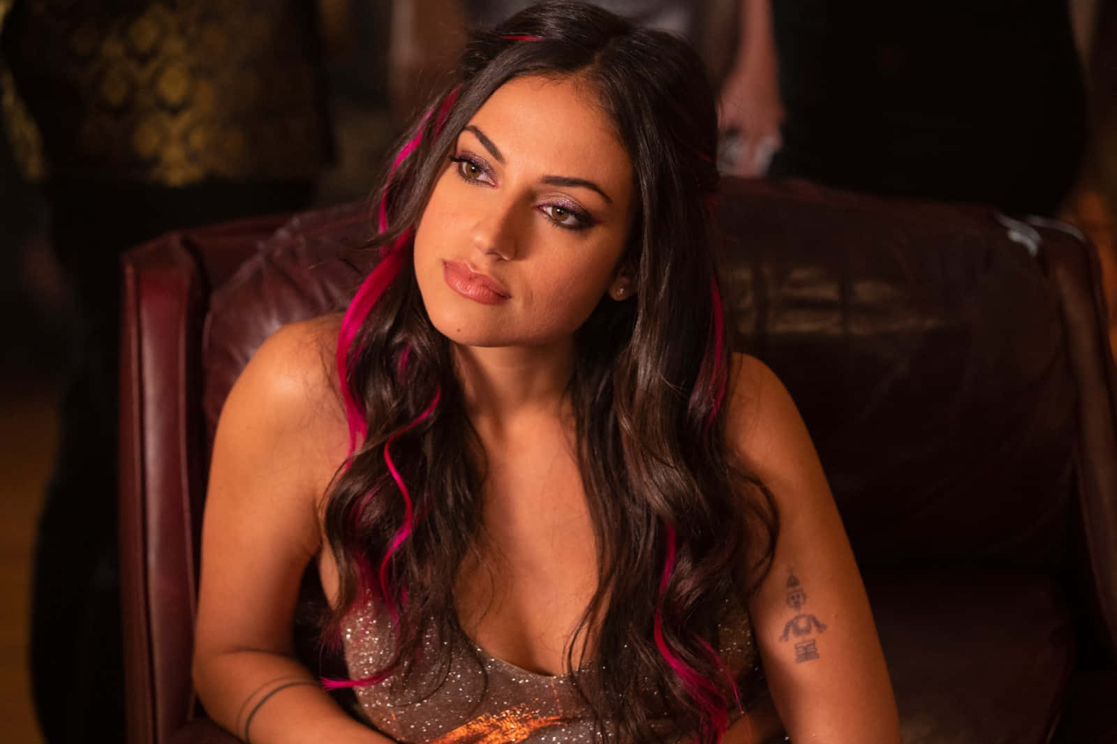 Inanna Sarkis, dark hair streaked in pink, leather chair, HD Desktop Wallpaper